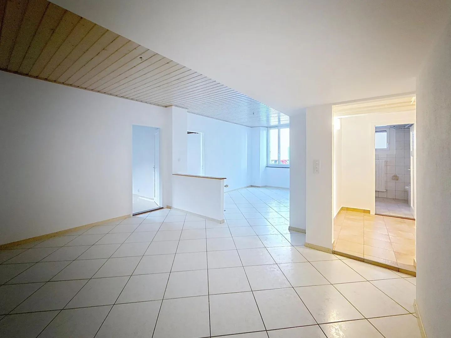 Appartement spacieux au rez-de-chaussée - Photo 3 sur 8