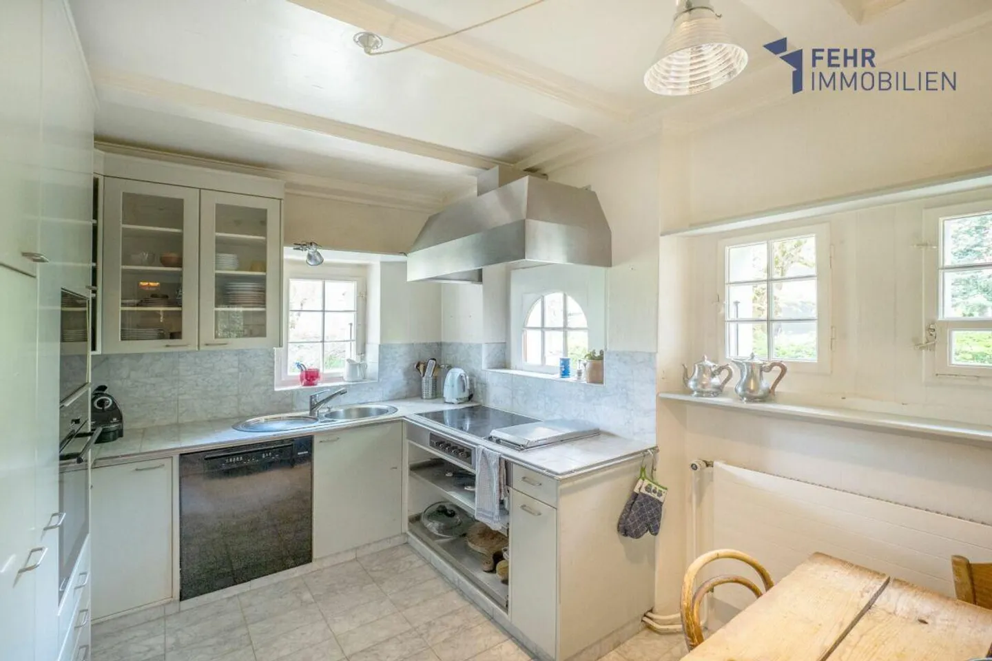 Fehr Real Estate - Unique, Charming 8½-Room Single-Family House - Photo 4 of 13