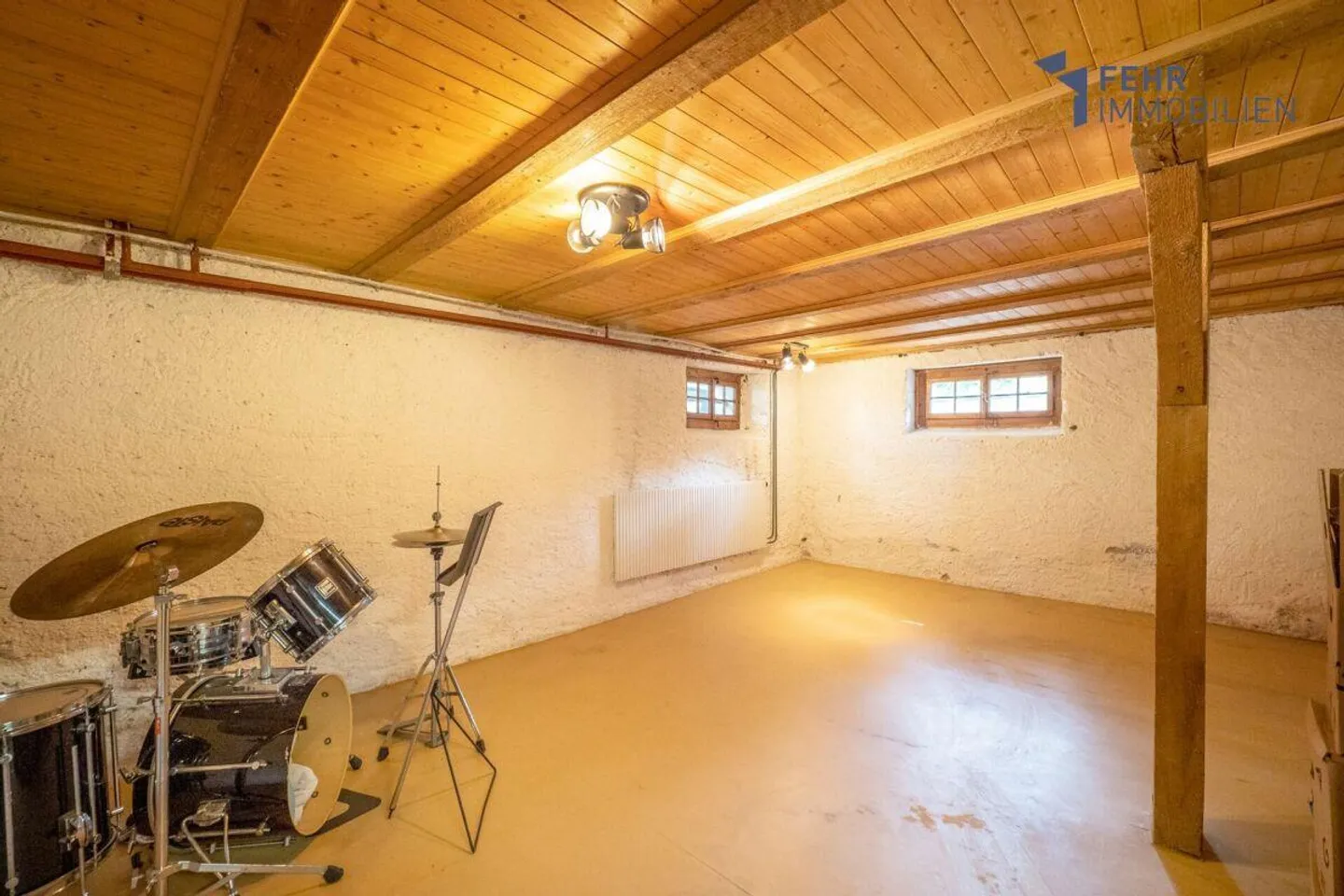 Fehr Real Estate - Unique, Charming 8½-Room Single-Family House - Photo 9 of 13