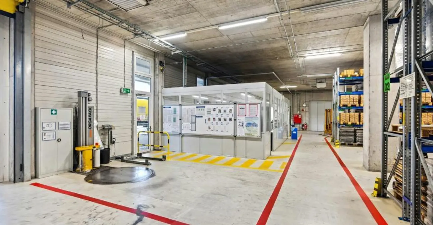 Hall industriel de 3 000 m2, haut de 10 m, accessible aux camions, avec des grues de 8 t et une forte charge au sol - Photo 7 sur 8