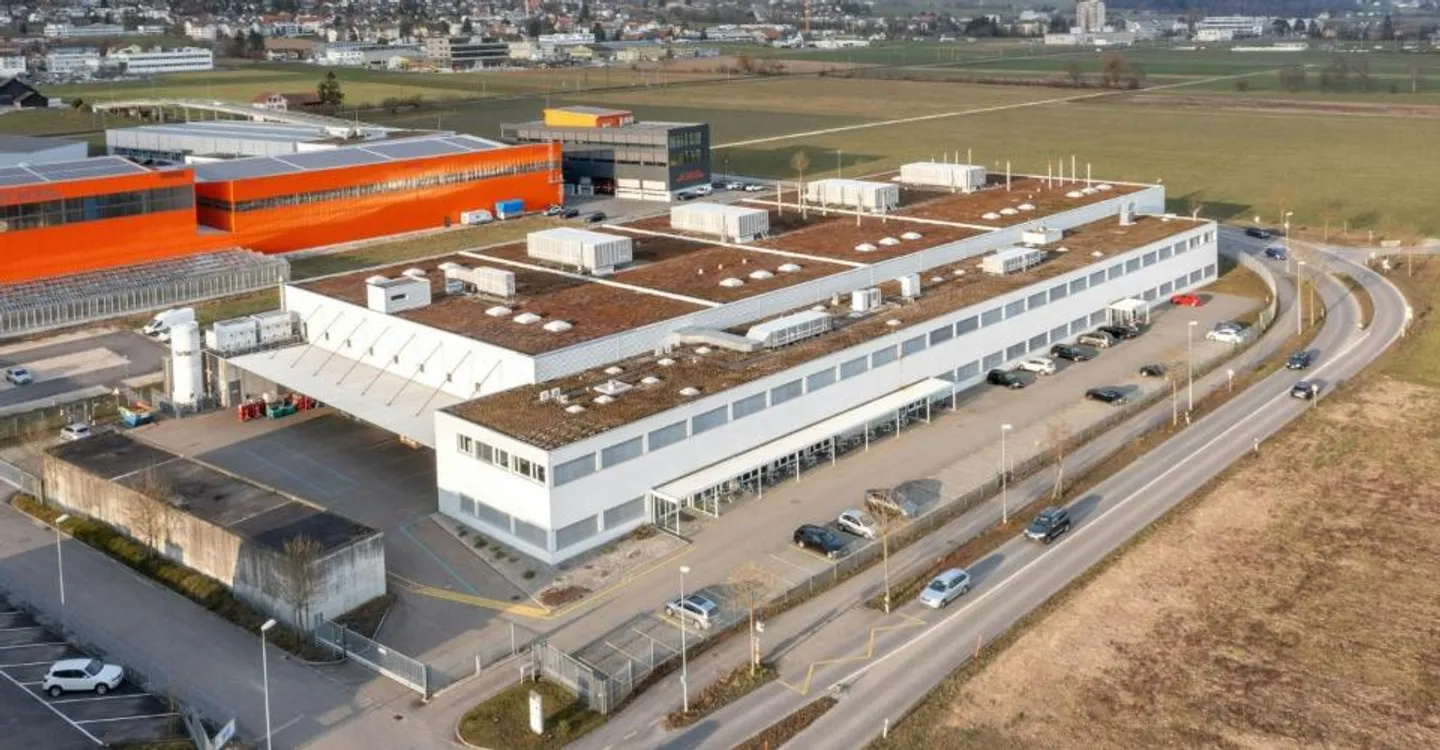 Hall industriel de 3 000 m2, haut de 10 m, accessible aux camions, avec des grues de 8 t et une forte charge au sol - Photo 1 sur 8