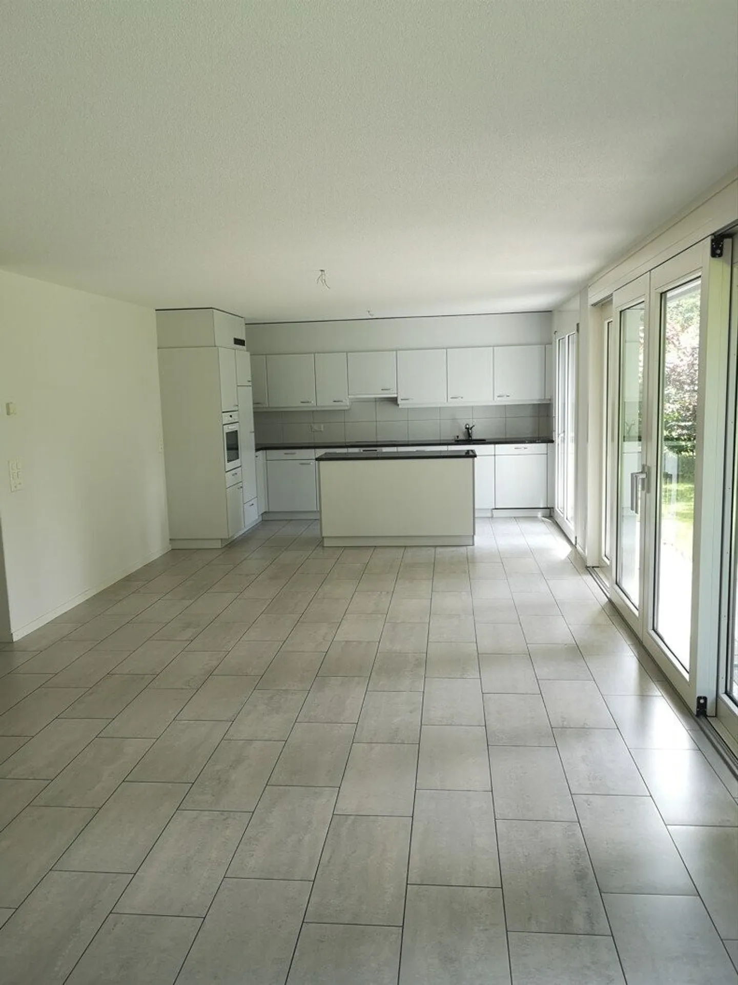 Moderne 4.5 Zimmerwohnung mit grosszügiger Terrasse im Erdgeschoss - Foto 2 von 9