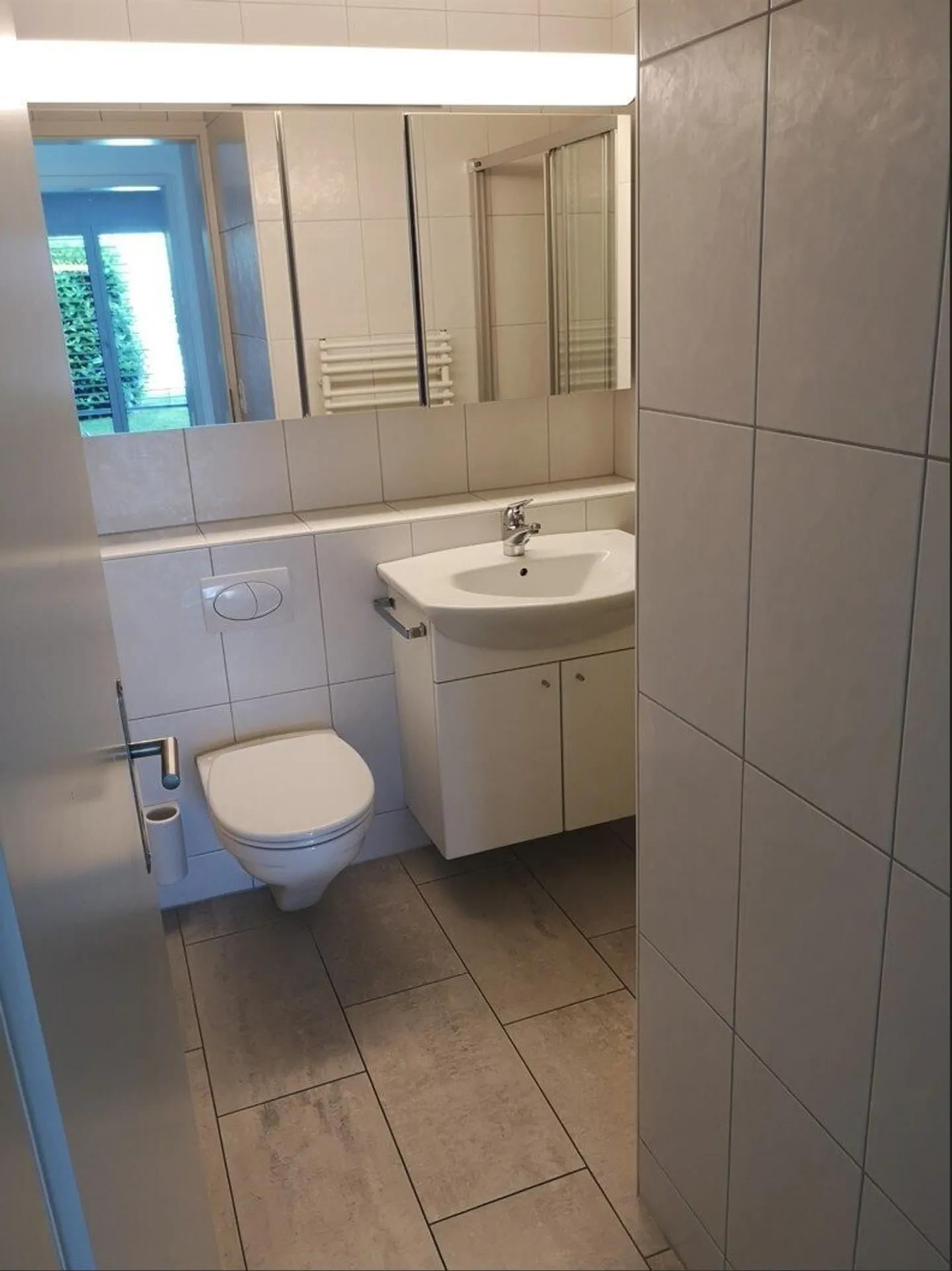 Moderne 4.5 Zimmerwohnung mit grosszügiger Terrasse im Erdgeschoss - Foto 3 von 9