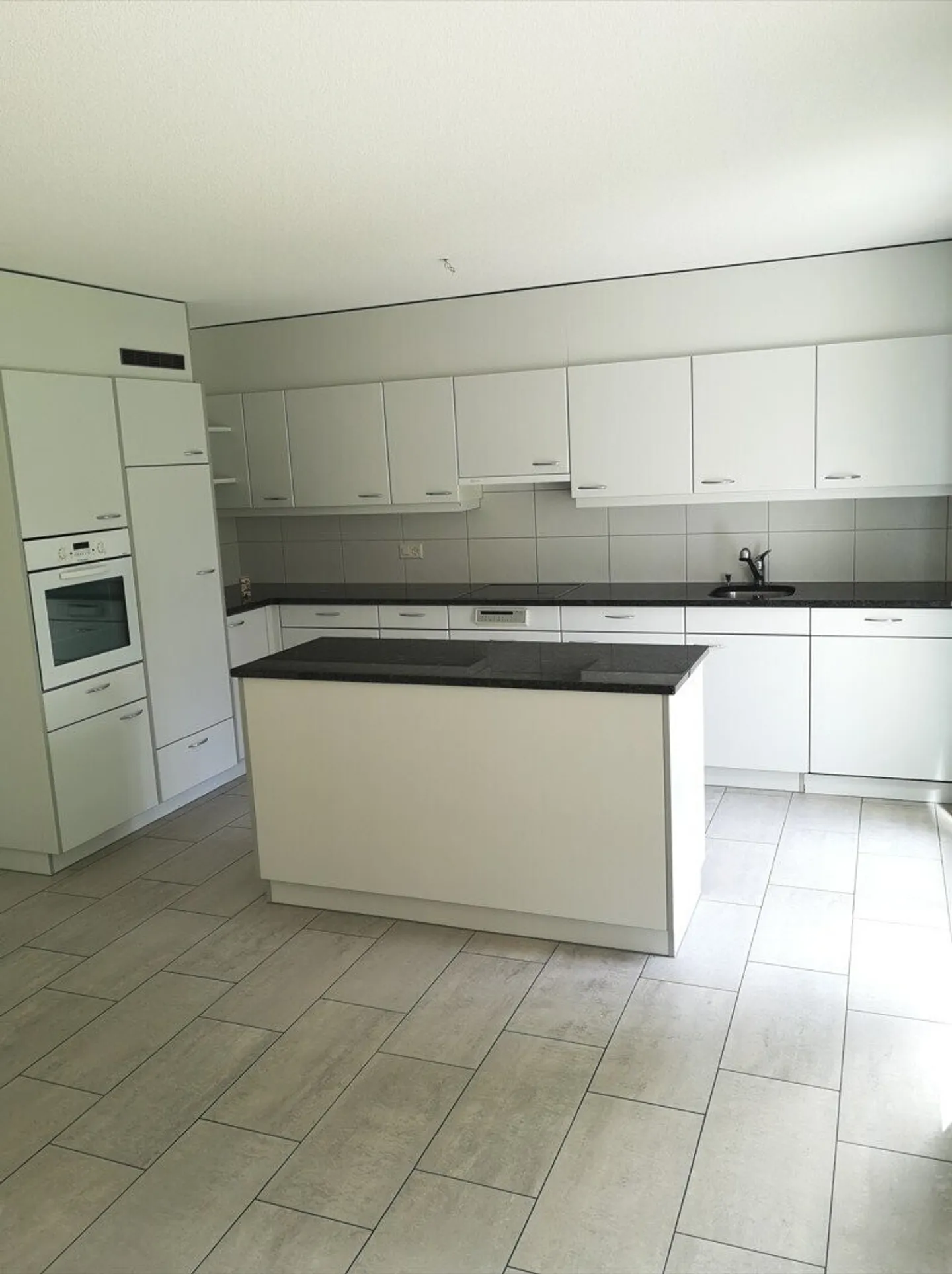 Moderne 4.5 Zimmerwohnung mit grosszügiger Terrasse im Erdgeschoss - Foto 1 von 9