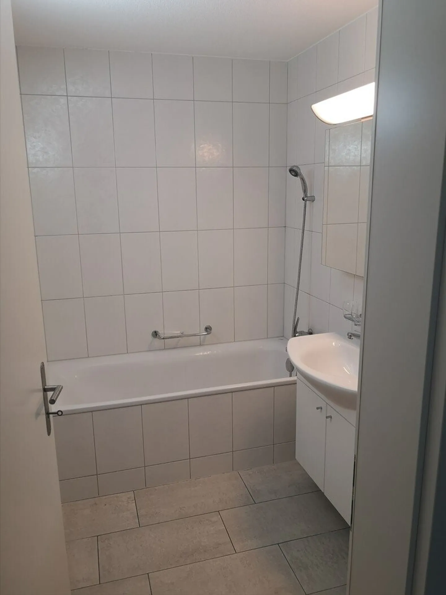 Moderne 4.5 Zimmerwohnung mit grosszügiger Terrasse im Erdgeschoss - Foto 4 von 9