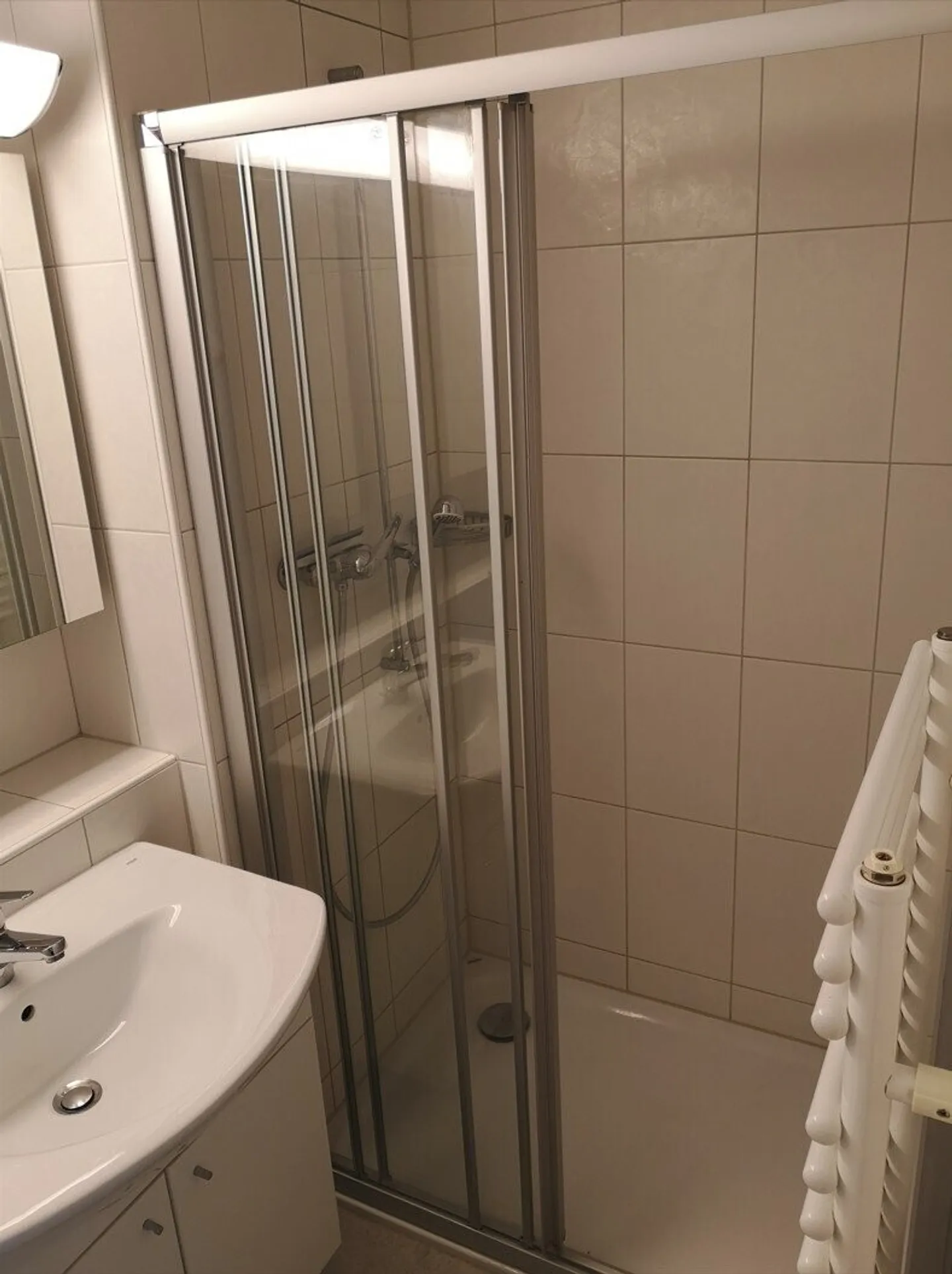 Moderne 4.5 Zimmerwohnung mit grosszügiger Terrasse im Erdgeschoss - Foto 5 von 9