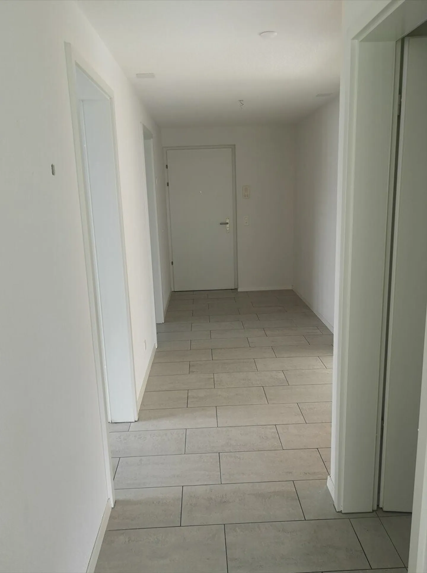 Moderne 4.5 Zimmerwohnung mit grosszügiger Terrasse im Erdgeschoss - Foto 6 von 9