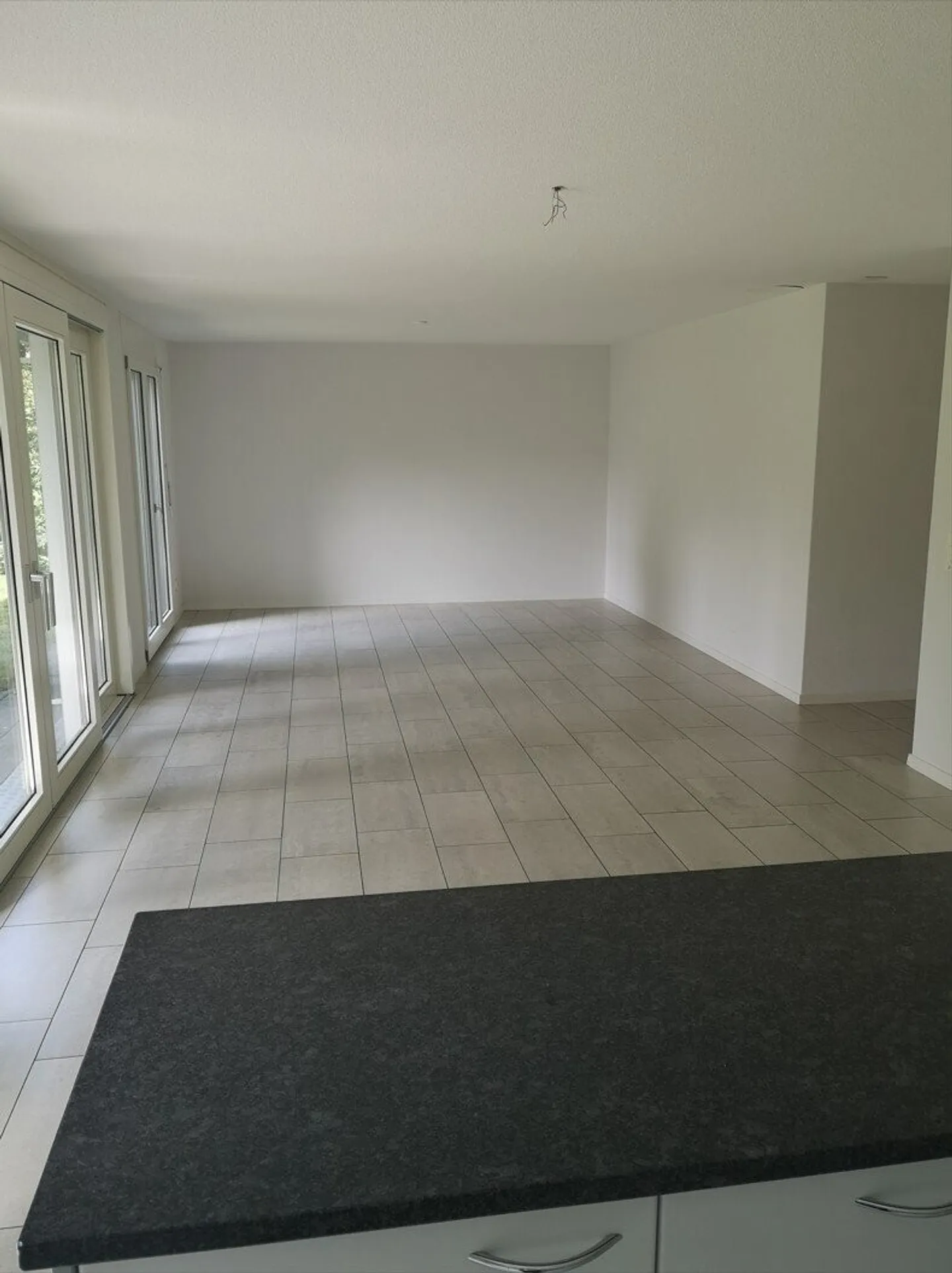 Moderne 4.5 Zimmerwohnung mit grosszügiger Terrasse im Erdgeschoss - Foto 7 von 9