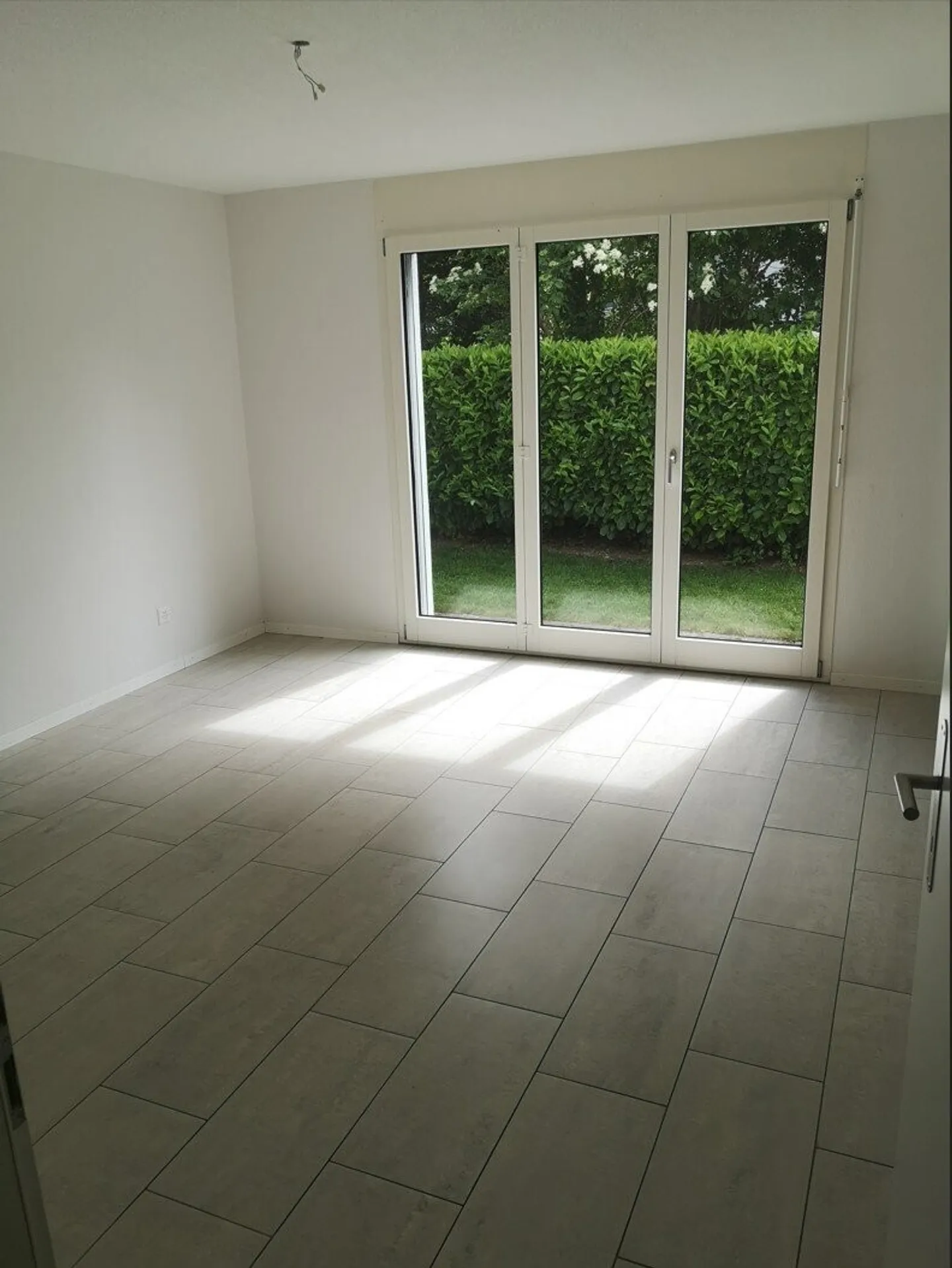 Moderne 4.5 Zimmerwohnung mit grosszügiger Terrasse im Erdgeschoss - Foto 8 von 9