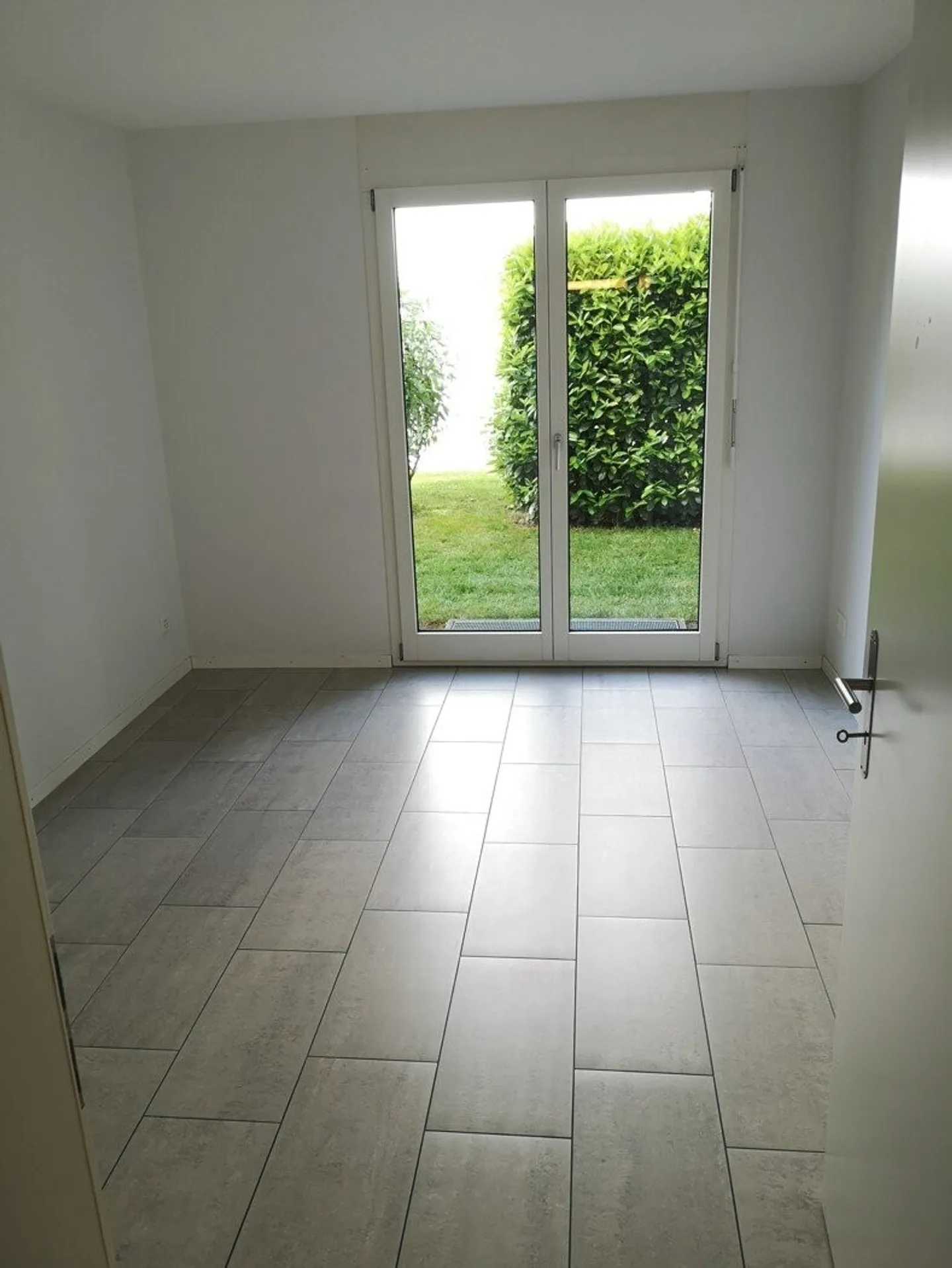 Moderne 4.5 Zimmerwohnung mit grosszügiger Terrasse im Erdgeschoss - Foto 9 von 9