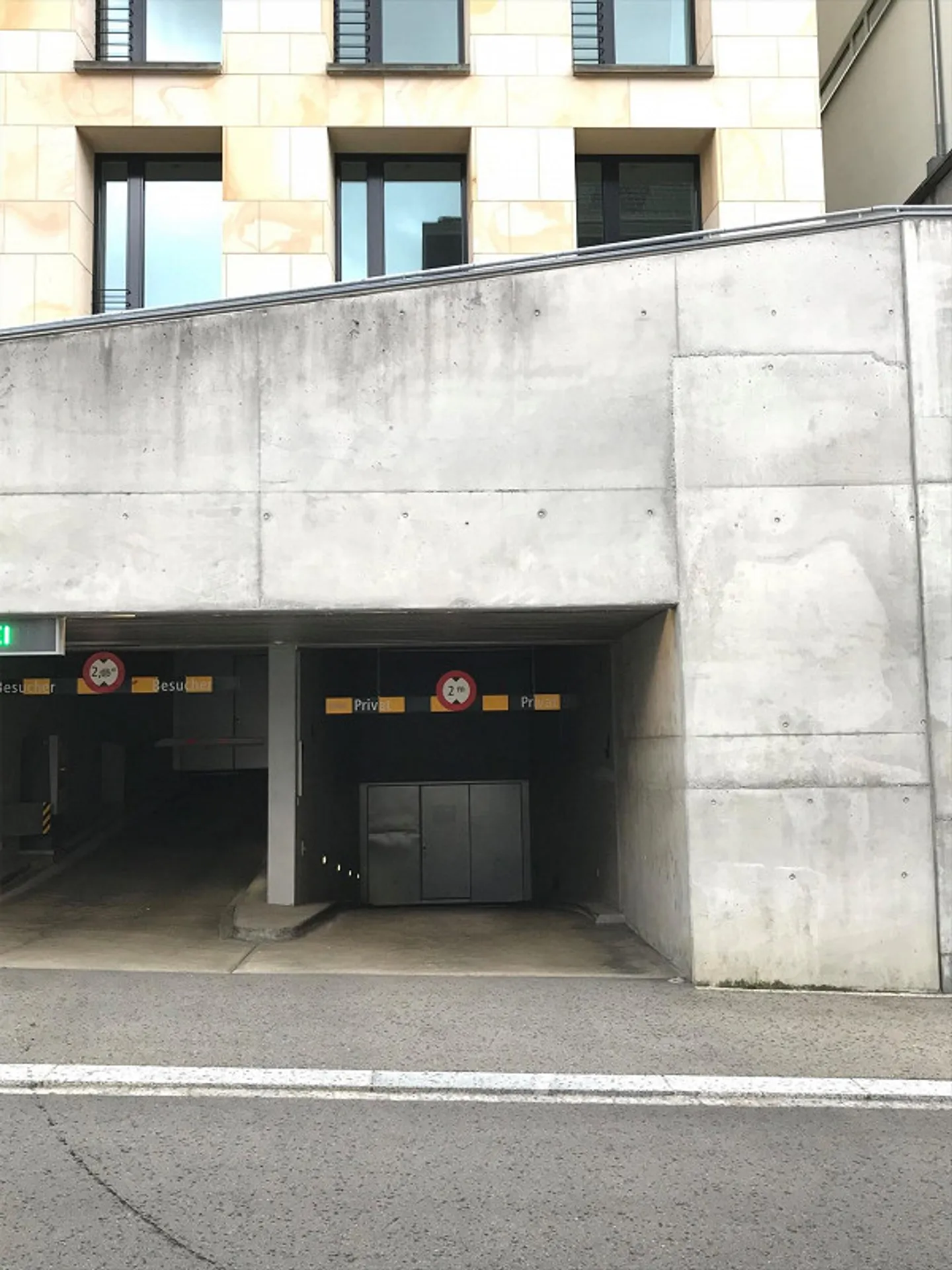 Place de stationnement souterrain près de la gare principale - Photo 1 sur 1