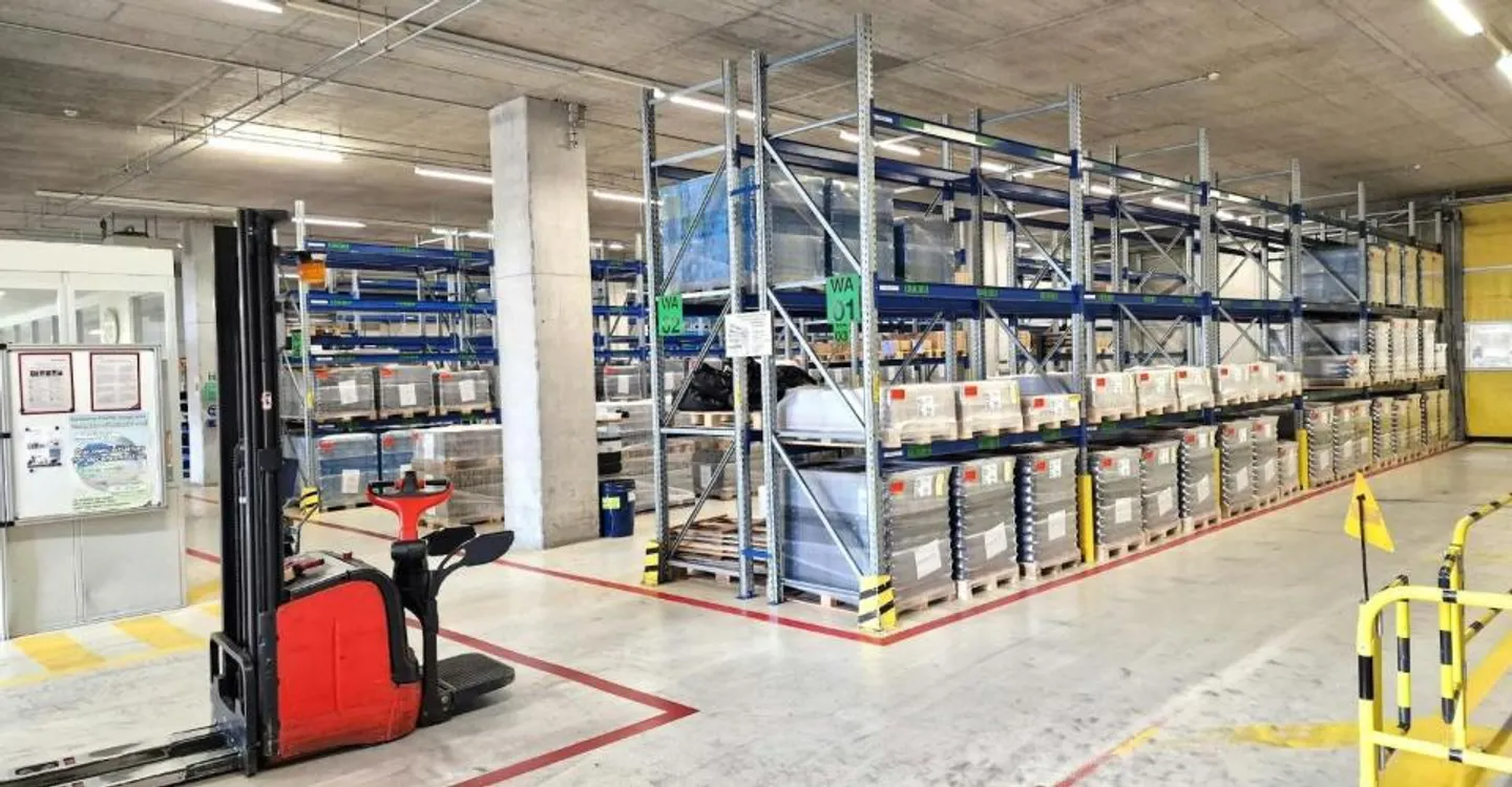 Approx. 1,500 m2 large, 10m high, truck-accessible industrial hall with 8t cranes and high floor load, office - Photo 3 of 8