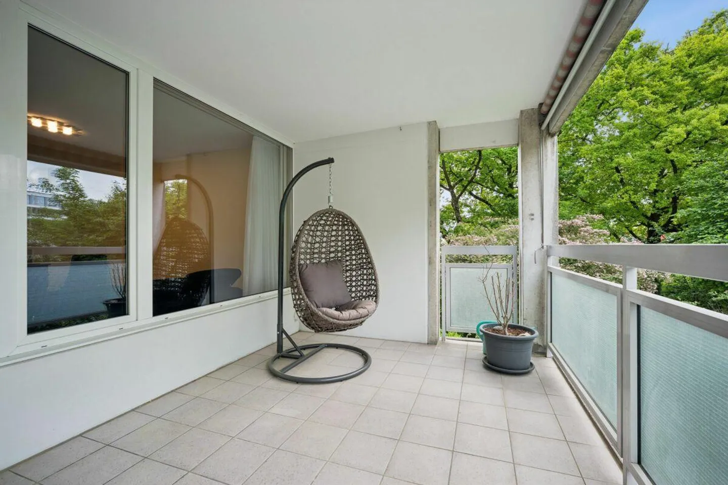 Appartement moderne et confortable de 4½ pièces avec grand balcon sud et place de parking - Photo 3 sur 10