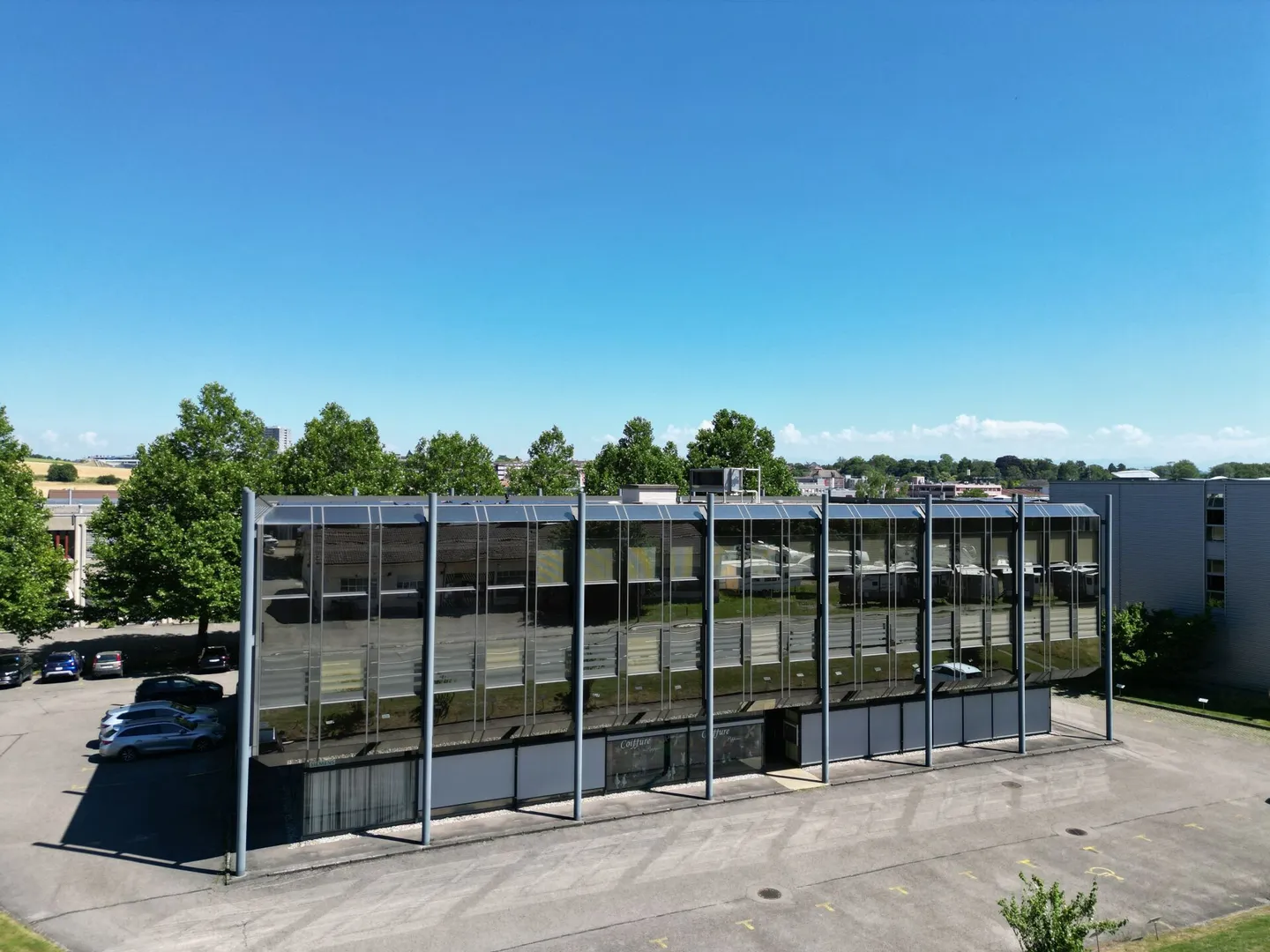 St-Blaise, ground floor commercial space of 207 m2, parking spaces - Photo 1 of 3
