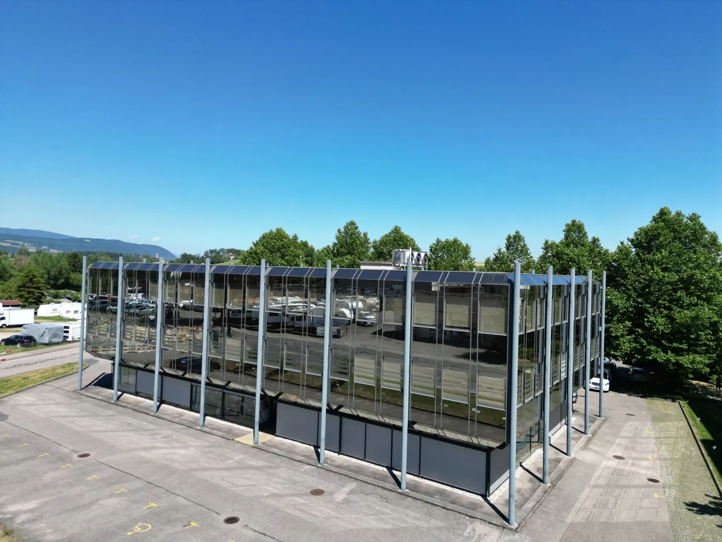 St-Blaise, ground floor commercial space of 207 m2, parking spaces - Photo 2 of 3