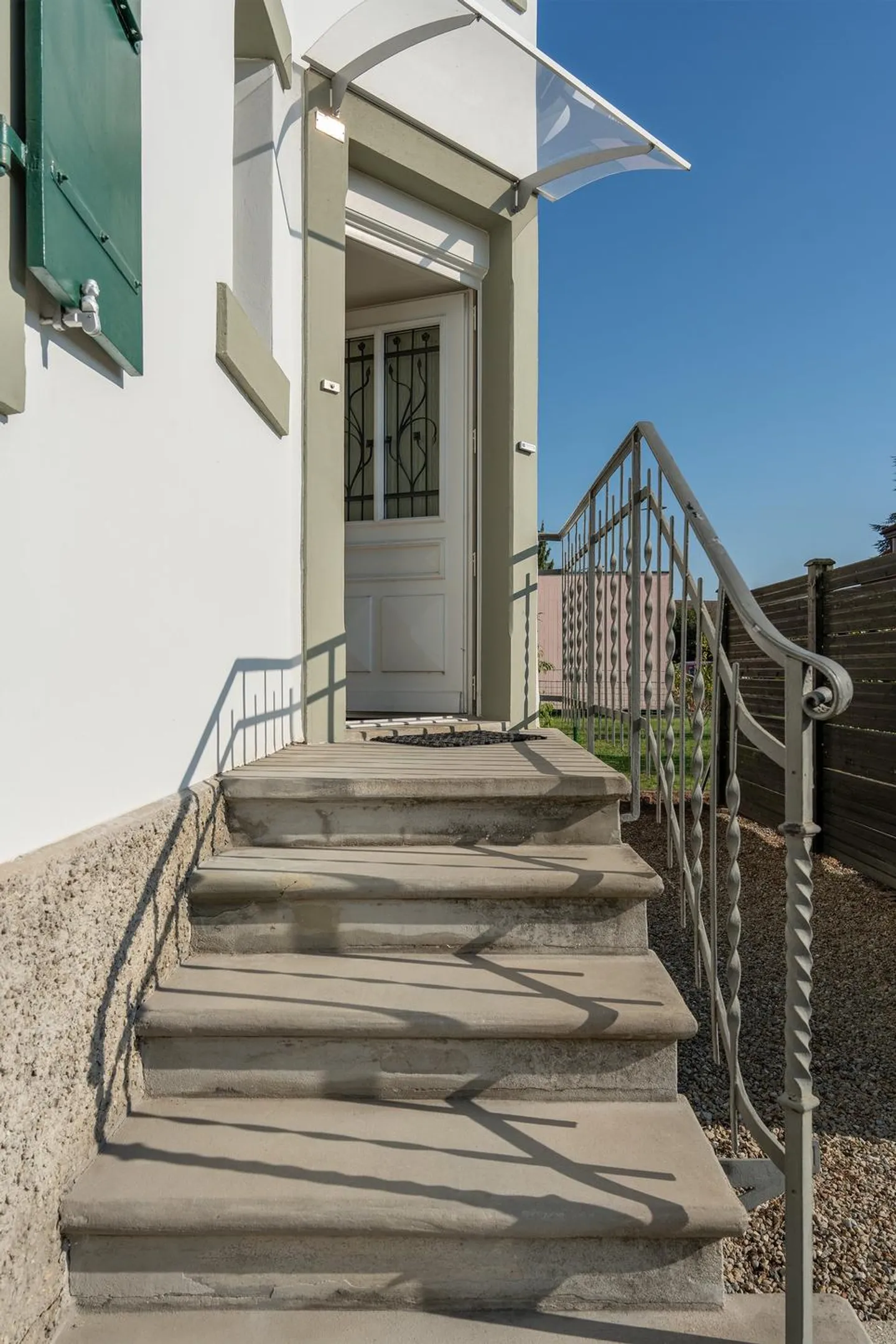 Beautiful two-family house in the city center - Photo 4 of 13