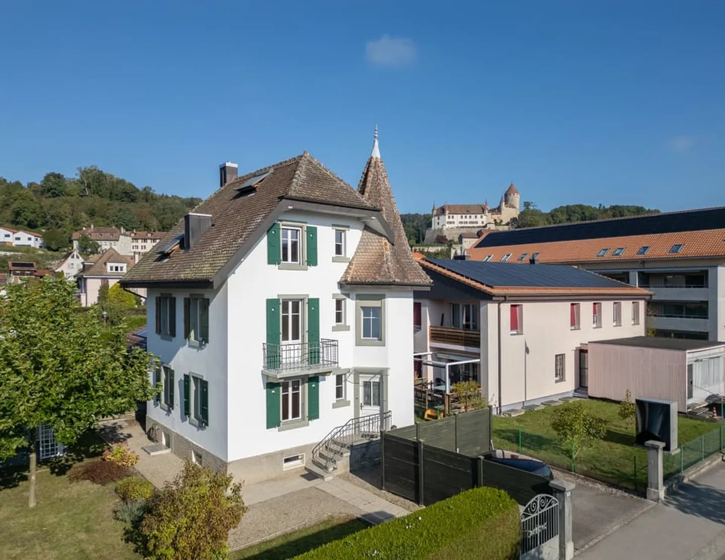 Beautiful two-family house in the city center - Photo 2 of 13