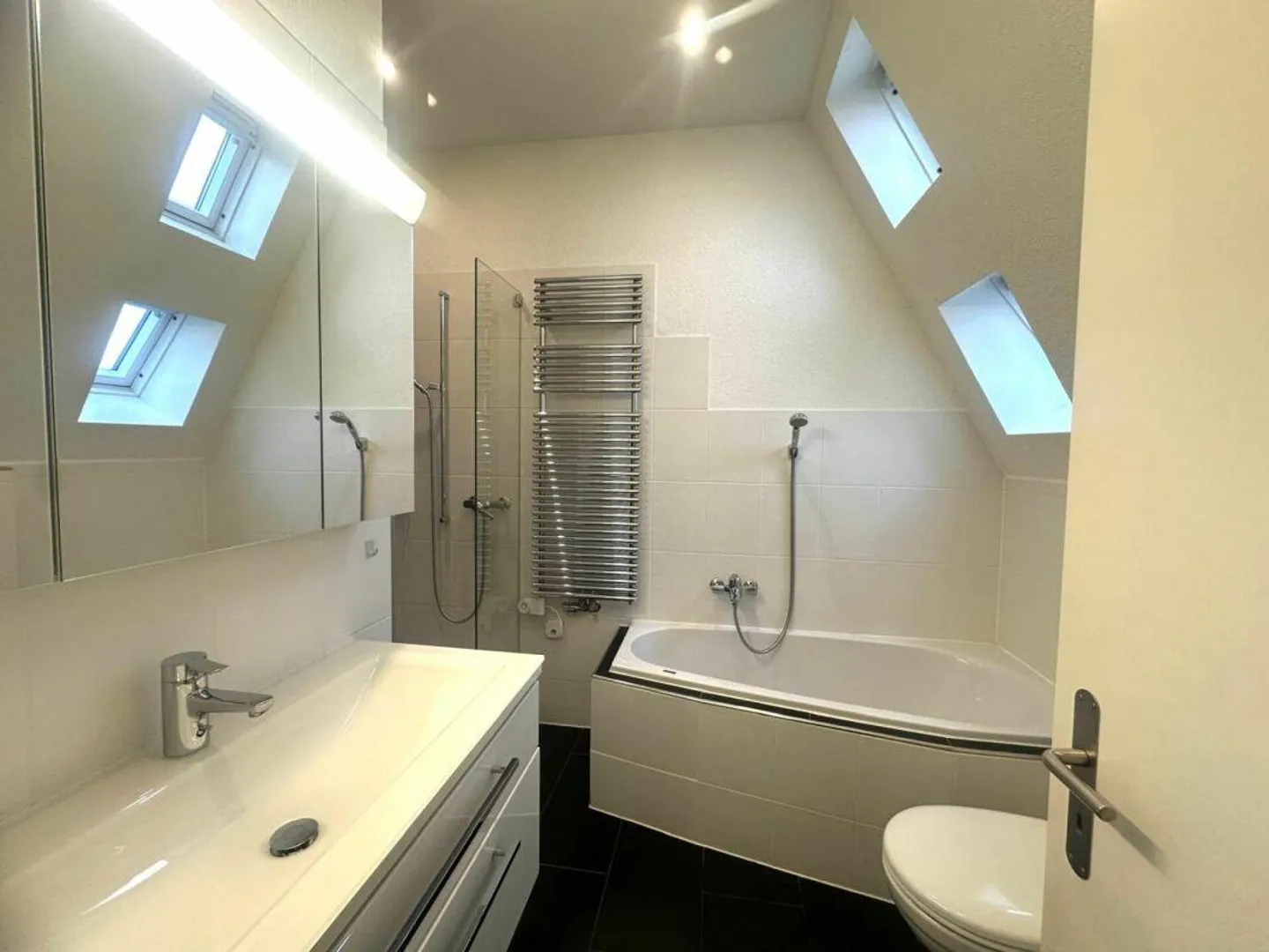 Appartement sous les combles rénové et confortable cherche de nouveaux locataires - Photo 5 sur 10