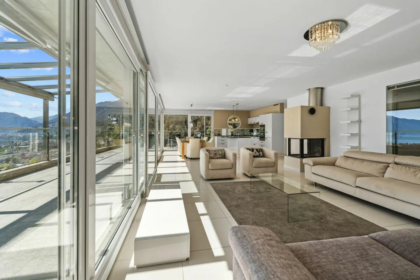 Appartement 5,5 pièces avec piscine et vue imprenable - Photo 2 sur 19