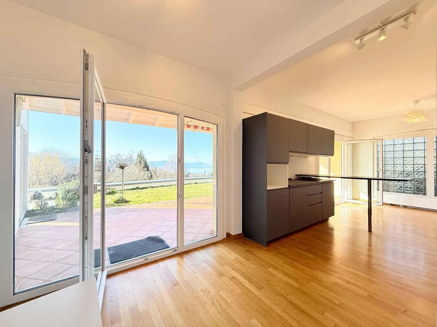 Appartement Éblouissant avec Vue Lac - Photo 4 sur 7