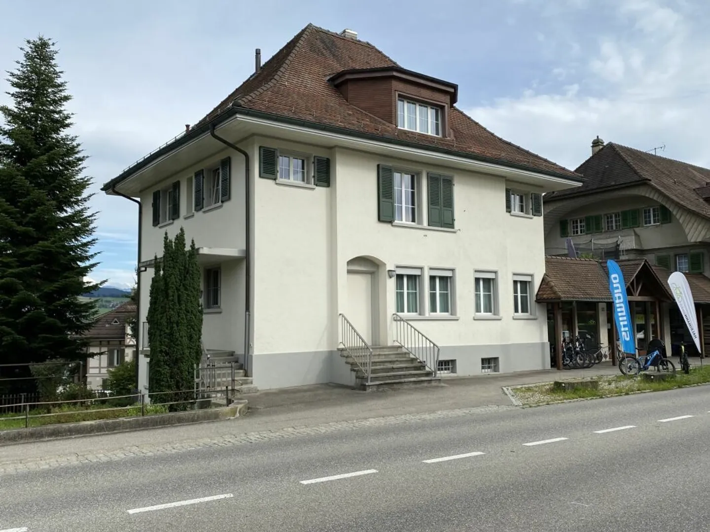 Kleines Ladenlokal mit Schaufenster im Erdgeschoss   Archivraum im UG - Foto 1 von 4