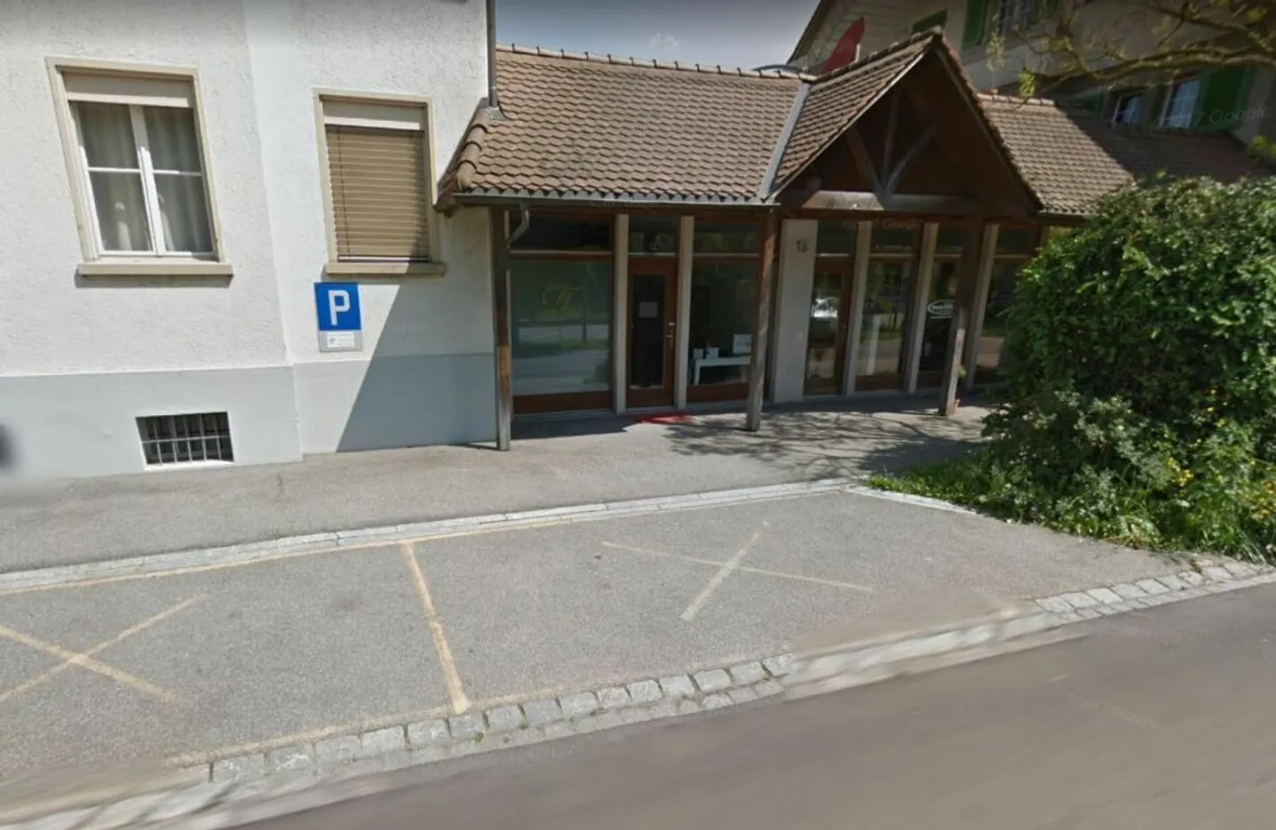 Kleines Ladenlokal mit Schaufenster im Erdgeschoss   Archivraum im UG - Foto 2 von 4