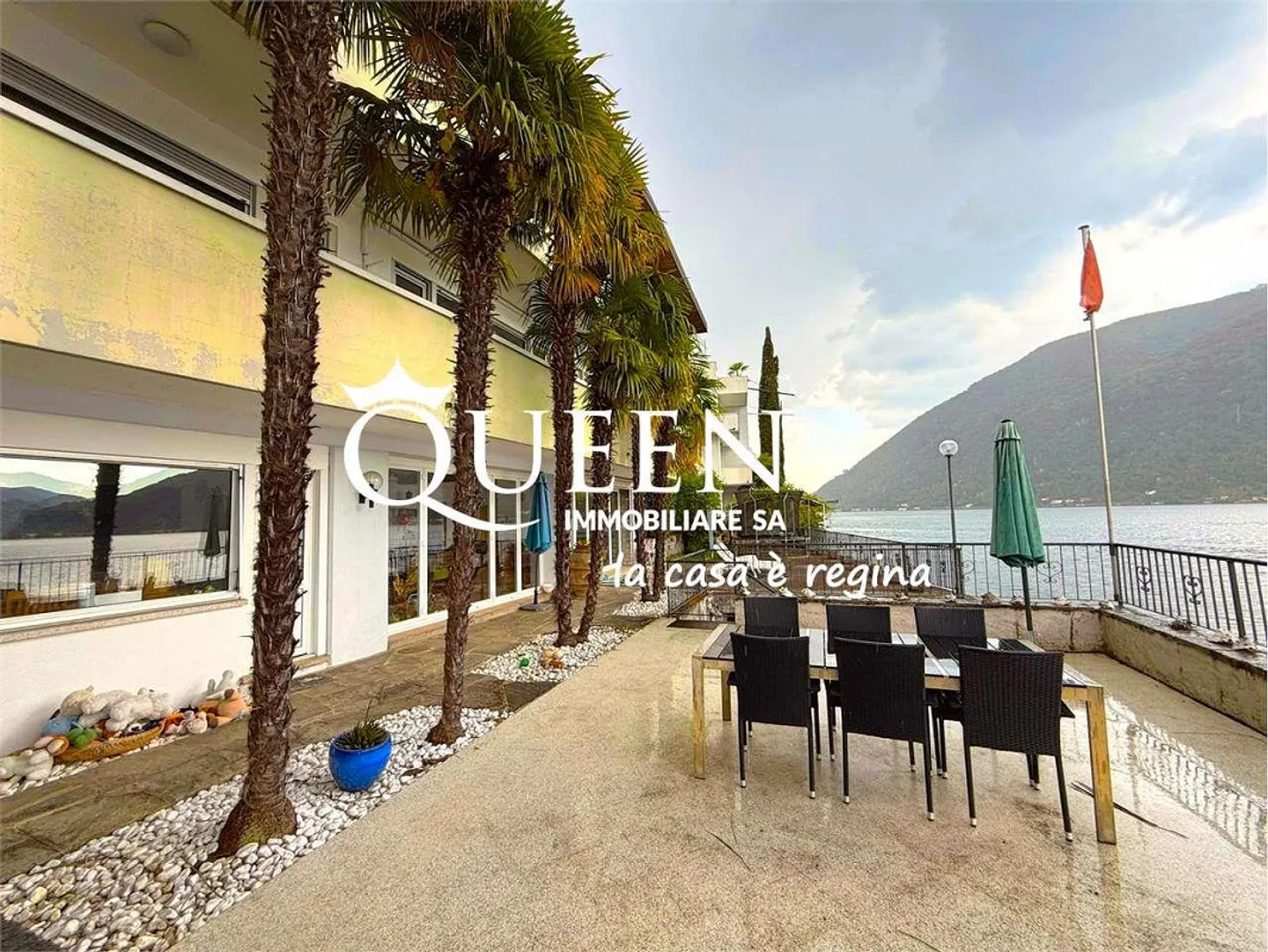 Bissone: Villa am Wasser, 6 Zimmer, 300 qm, Terrassen, Portikus - Foto 3 von 13