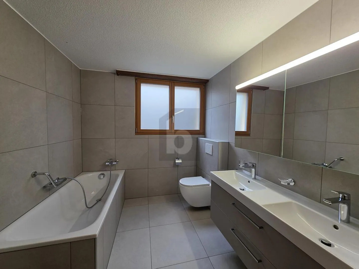 IDEALLY LOCATED WITH PRIVATE TERRACE - Photo 4 of 6