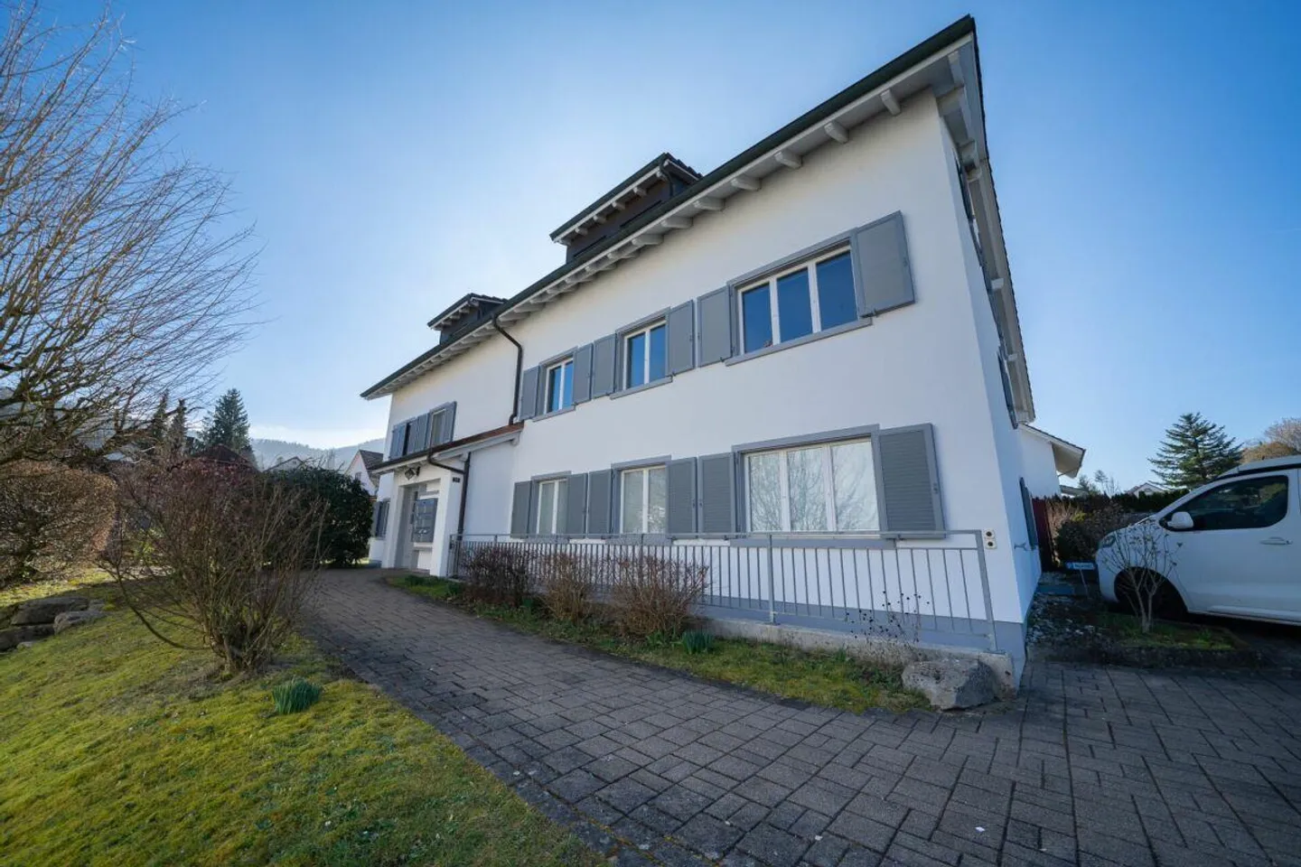 Appartamento affascinante di 4,5 stanze al 1° piano in un tranquillo quartiere residenziale - Foto 1 di 13