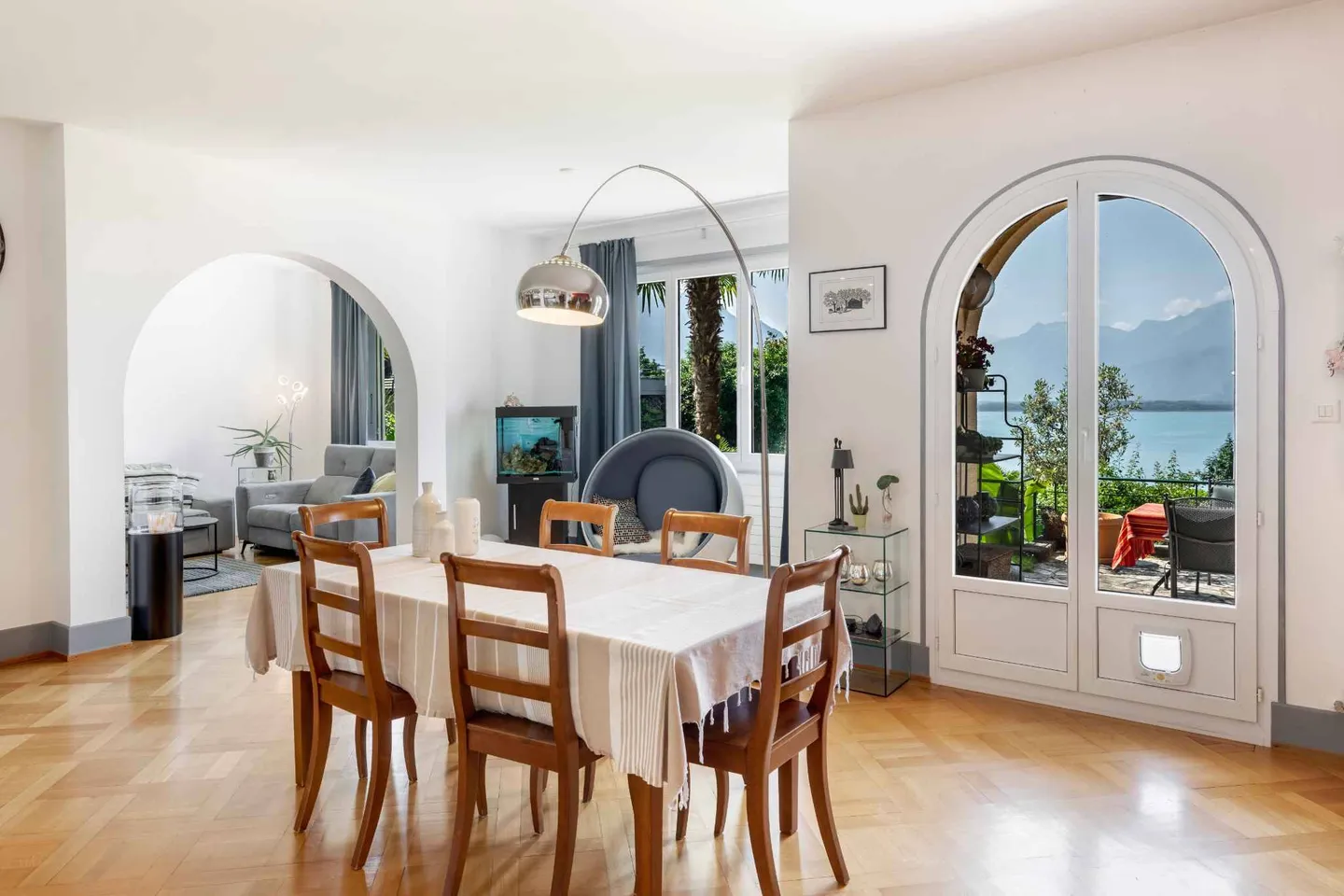 Magnifica casa con tre appartamenti e vista lago, vicino al centro città! - Foto 3 di 13