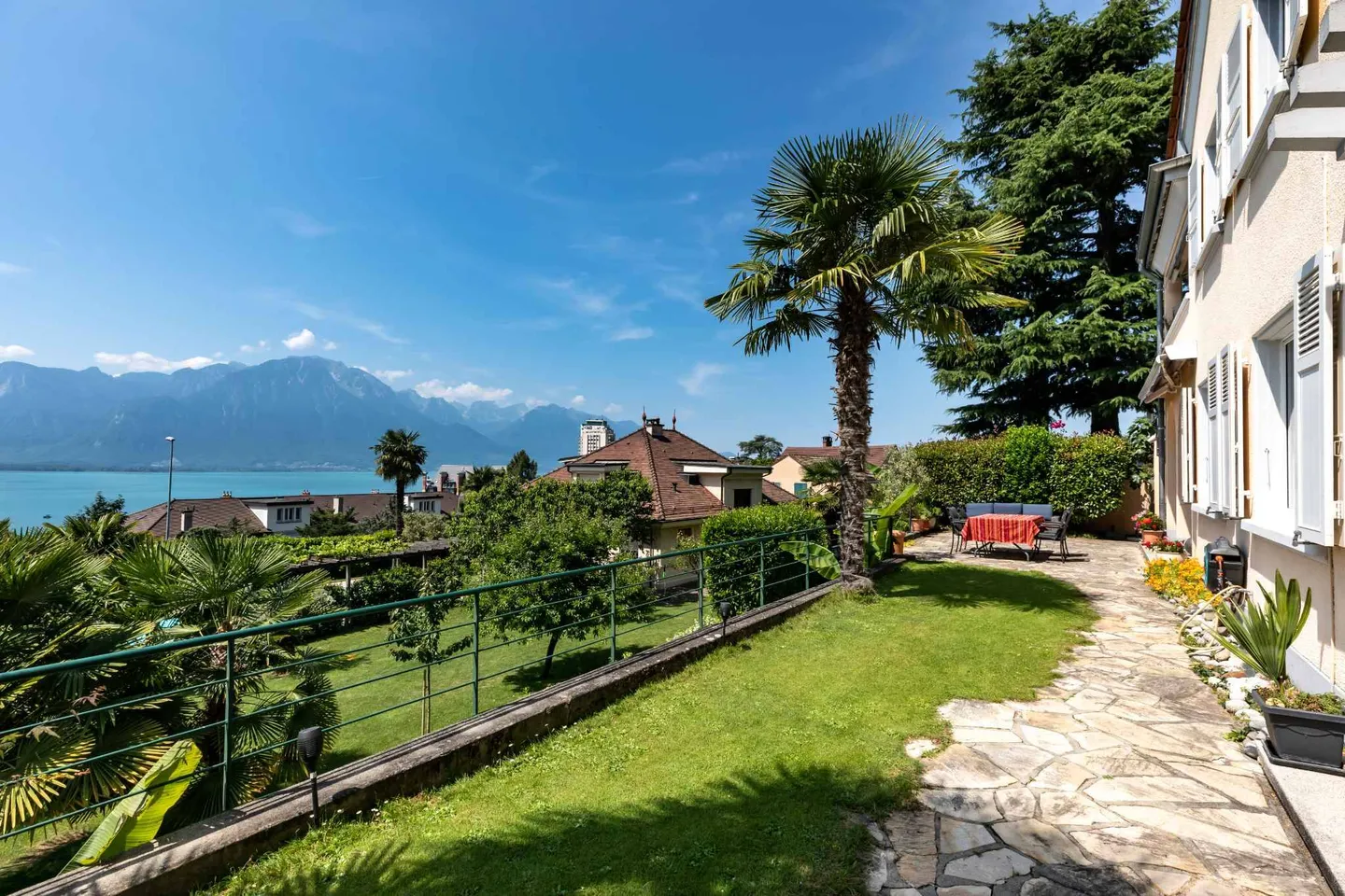 Magnifica casa con tre appartamenti e vista lago, vicino al centro città! - Foto 4 di 13