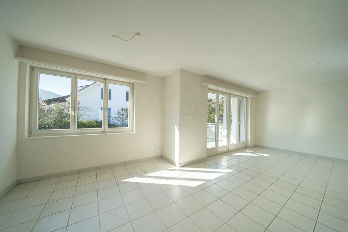 Appartamento affascinante di 4,5 stanze al 1° piano in un tranquillo quartiere residenziale - Foto 4 di 13