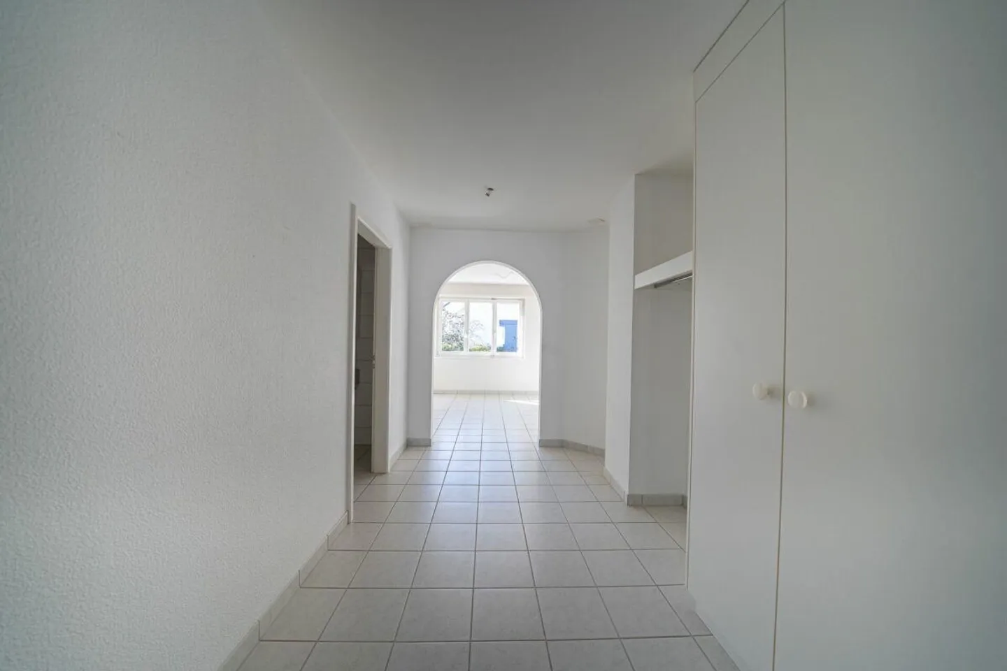 Appartamento affascinante di 4,5 stanze al 1° piano in un tranquillo quartiere residenziale - Foto 2 di 13