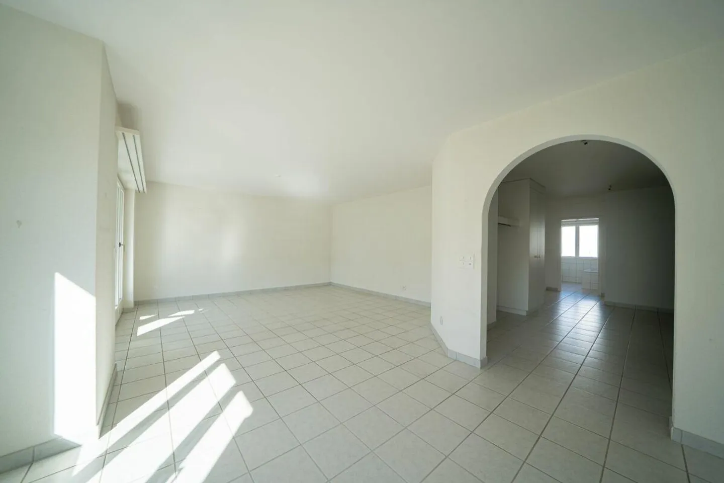 Appartamento affascinante di 4,5 stanze al 1° piano in un tranquillo quartiere residenziale - Foto 3 di 13