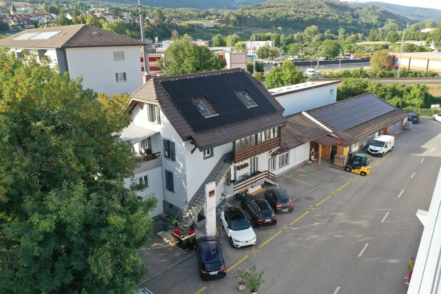 Saint-Blaise - Grande officina con uffici e showroom annesso a una casa di 2 - Foto 1 di 18