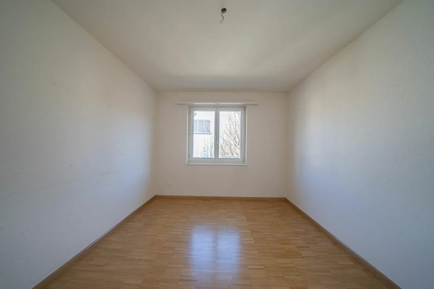 Appartamento affascinante di 4,5 stanze al 1° piano in un tranquillo quartiere residenziale - Foto 8 di 13