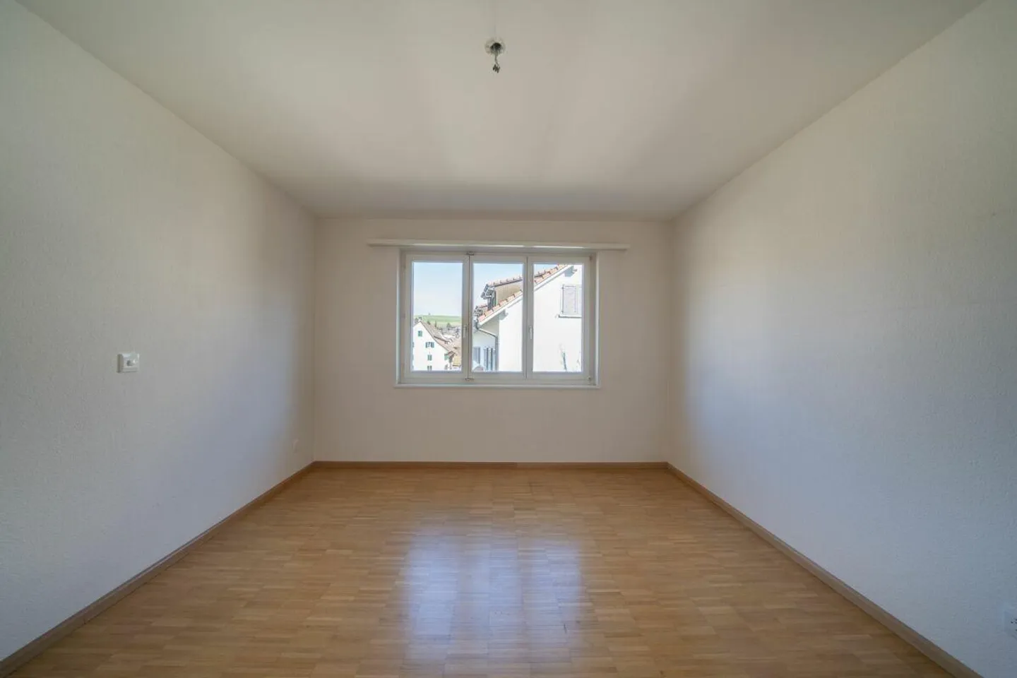 Appartamento affascinante di 4,5 stanze al 1° piano in un tranquillo quartiere residenziale - Foto 9 di 13