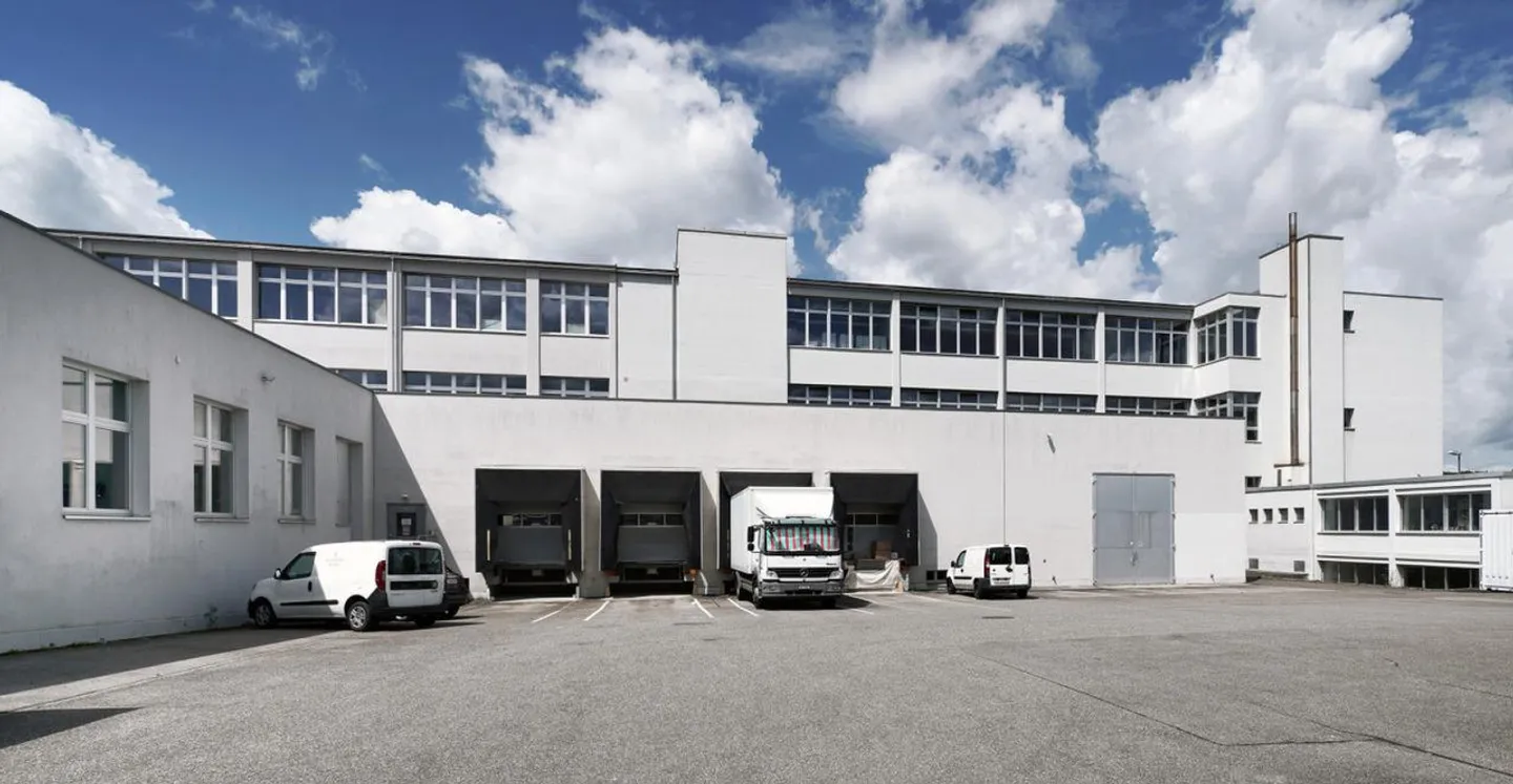 Espace commercial et de stockage spacieux - Photo 3 sur 6