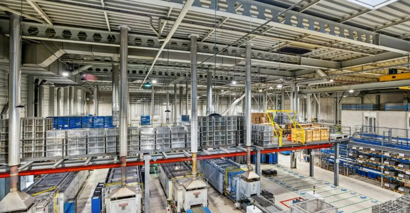Divisible 10m high, truck-accessible 10,000 m2 industrial hall with 8t cranes and high floor load - Photo 2 of 7