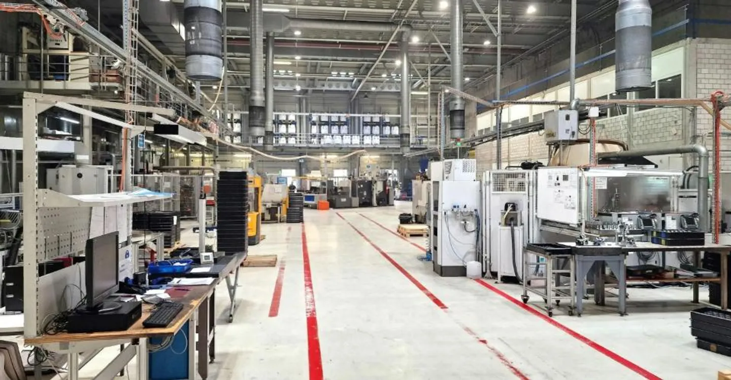 Divisible 10m high, truck-accessible 10,000 m2 industrial hall with 8t cranes and high floor load - Photo 4 of 7
