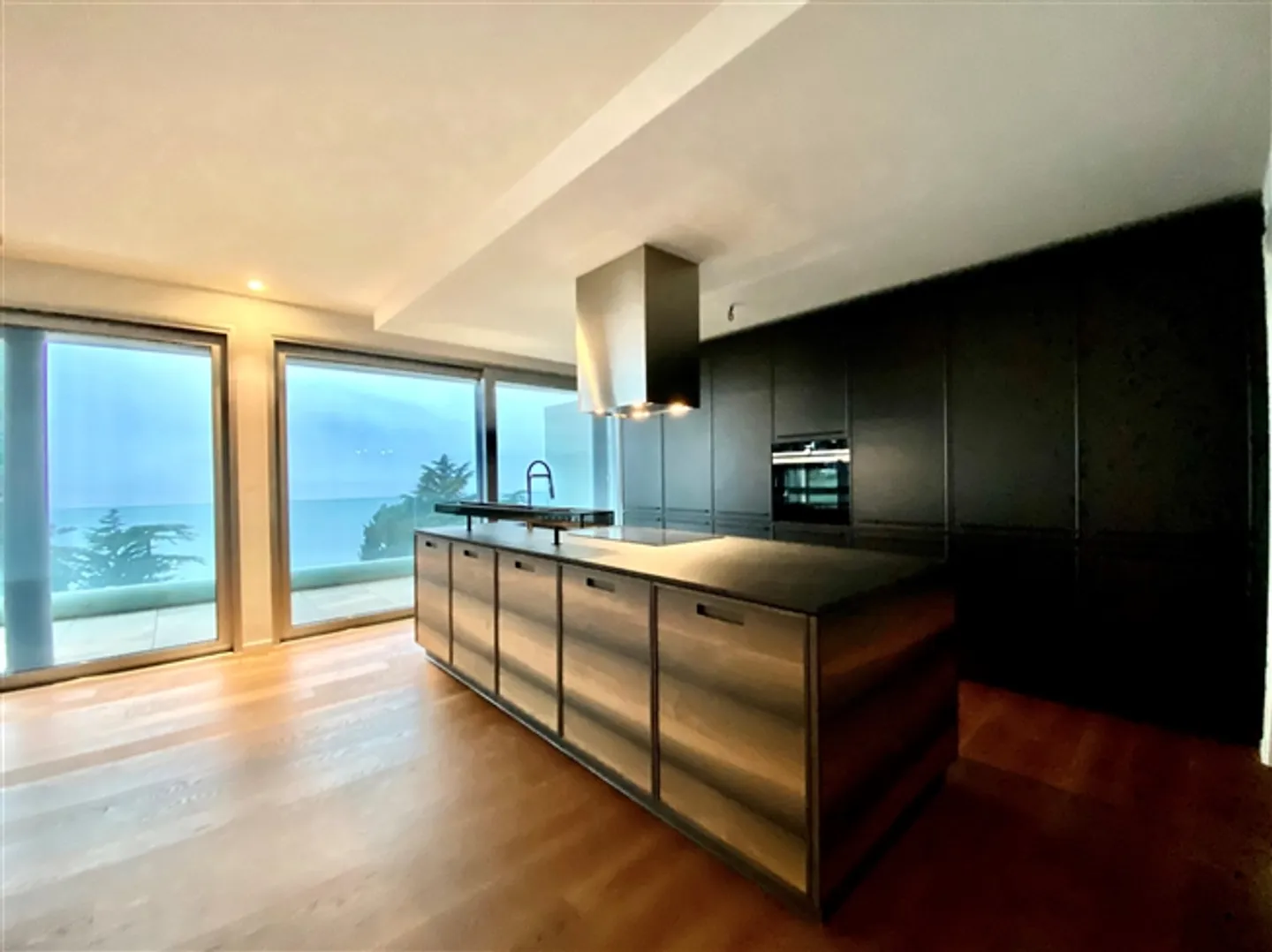 Penthouse 4.5 Rooms and Apartment with Pool and Garden in Bissone, Switzerland - Photo 5 of 10