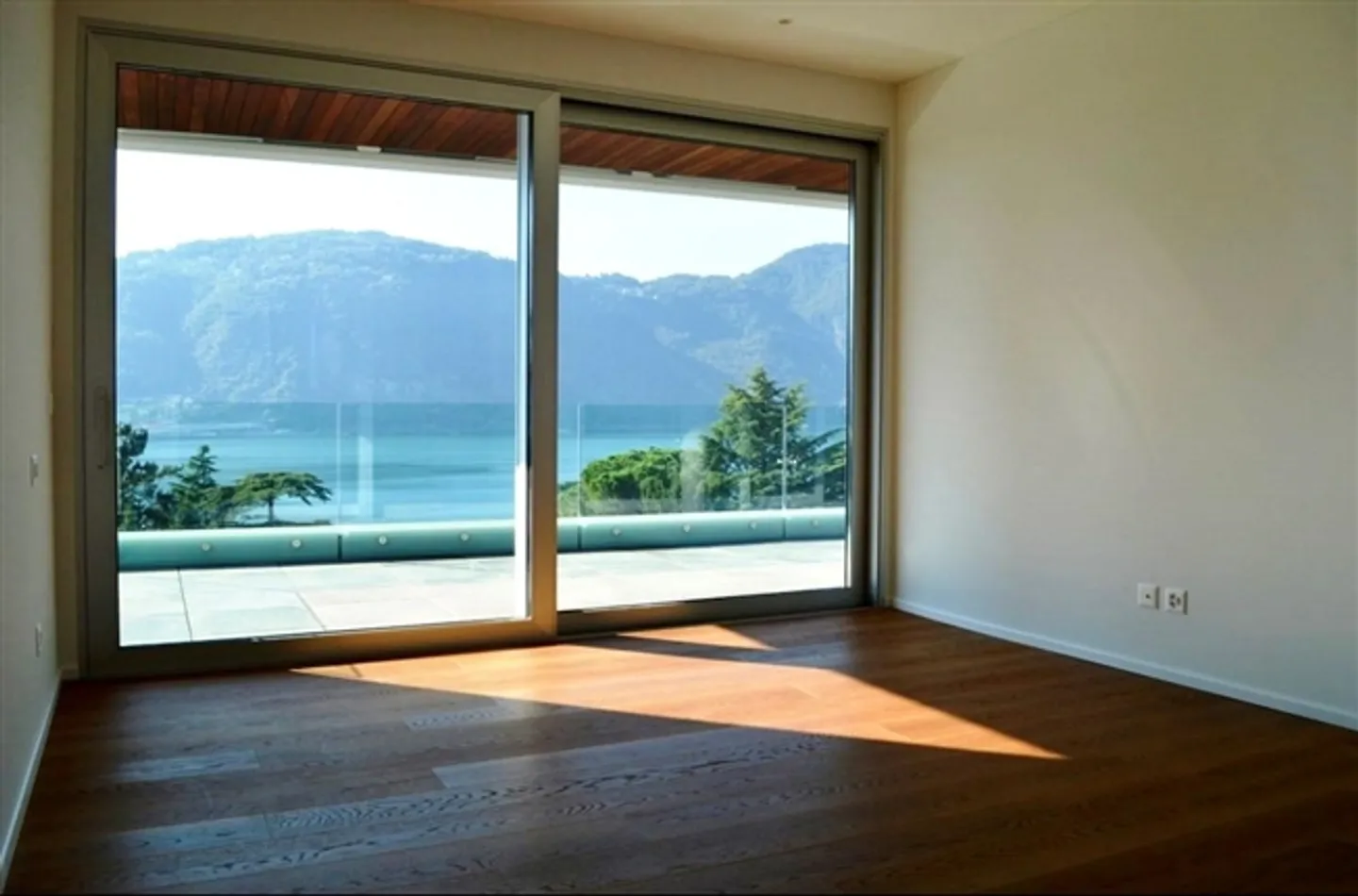 Penthouse 4.5 Rooms and Apartment with Pool and Garden in Bissone, Switzerland - Photo 6 of 10