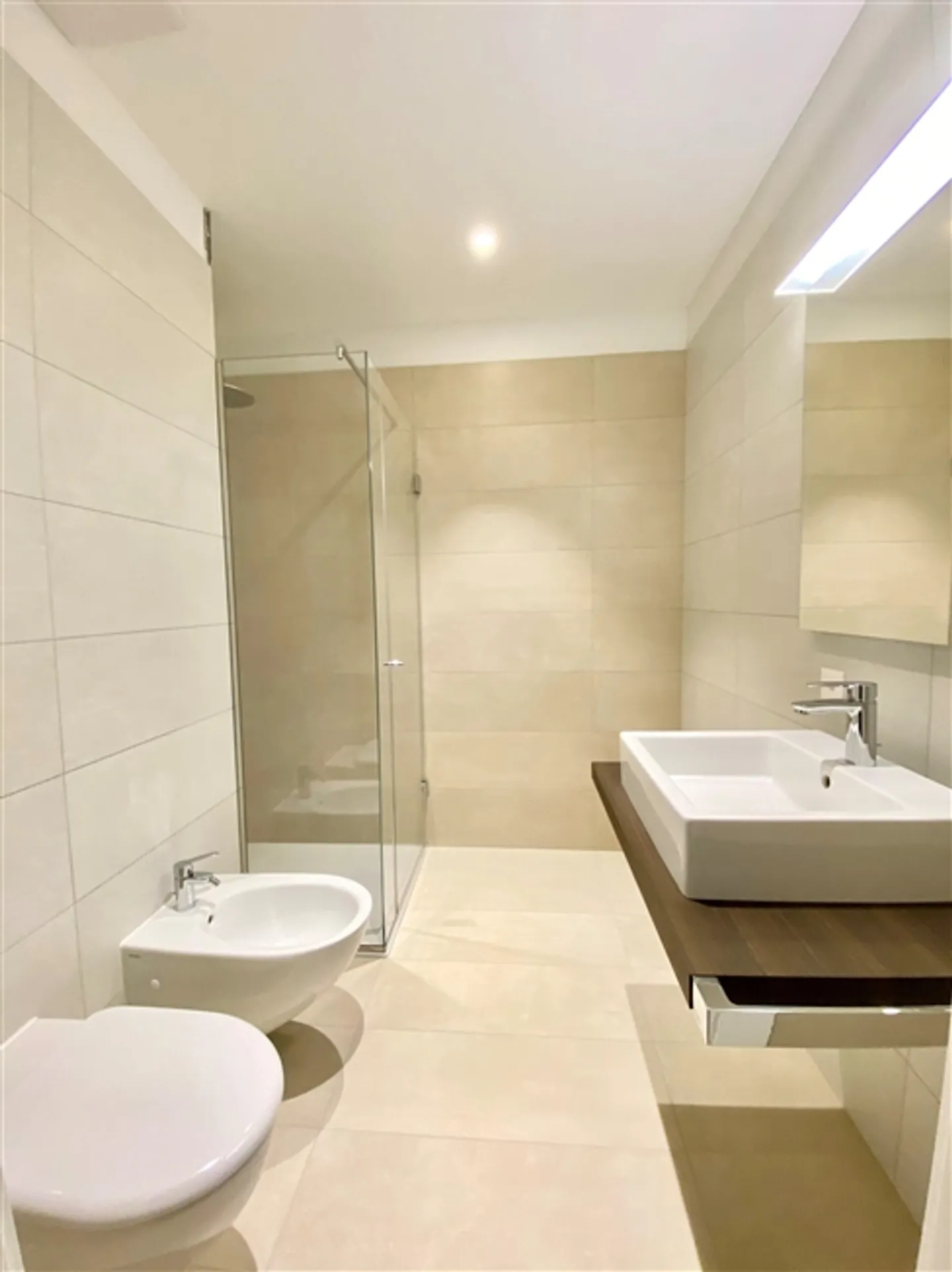 Penthouse 4.5 Rooms and Apartment with Pool and Garden in Bissone, Switzerland - Photo 9 of 10