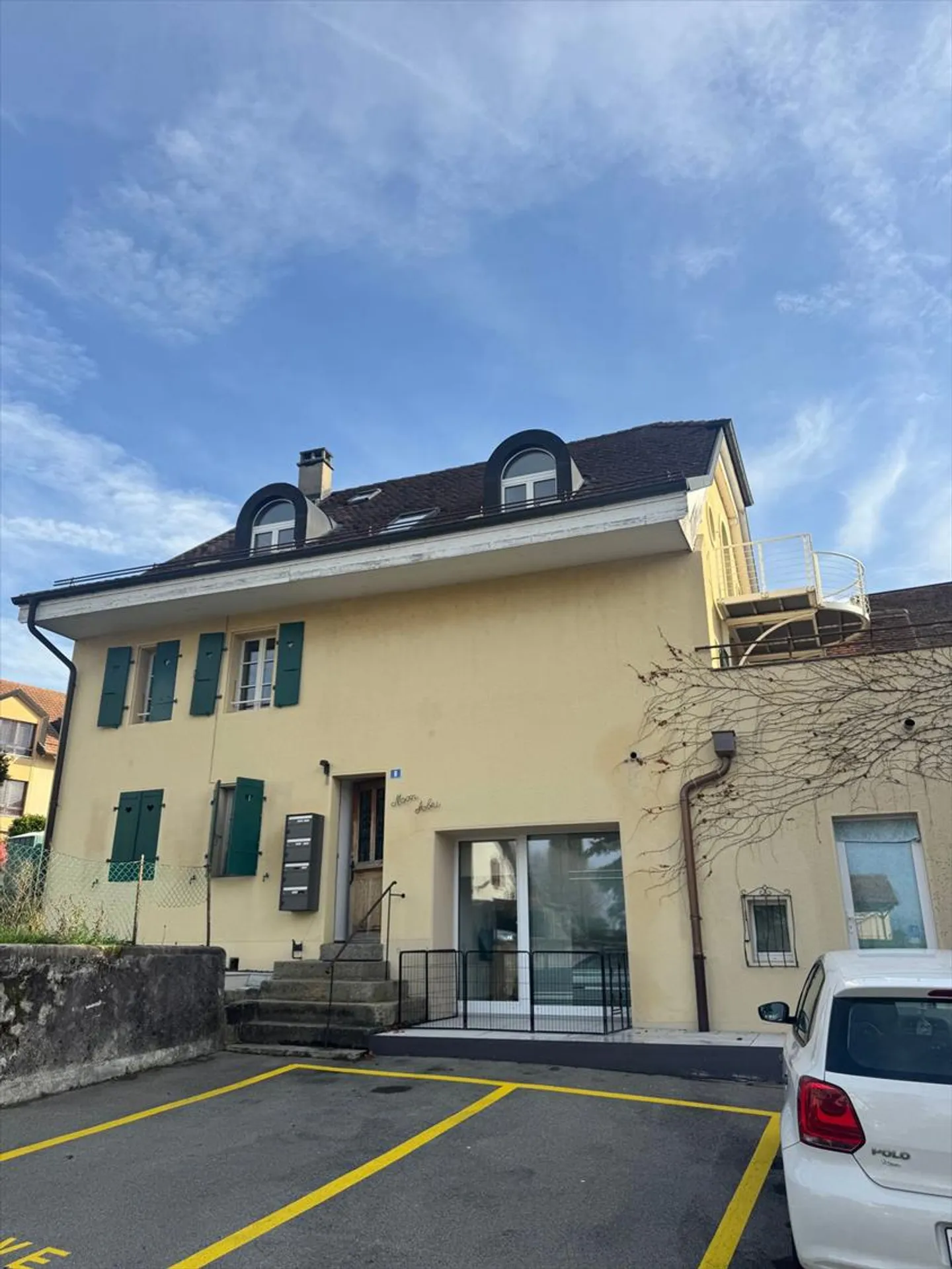 Bâtiment résidentiel avec 4 appartements à Crissier - Photo 1 sur 11