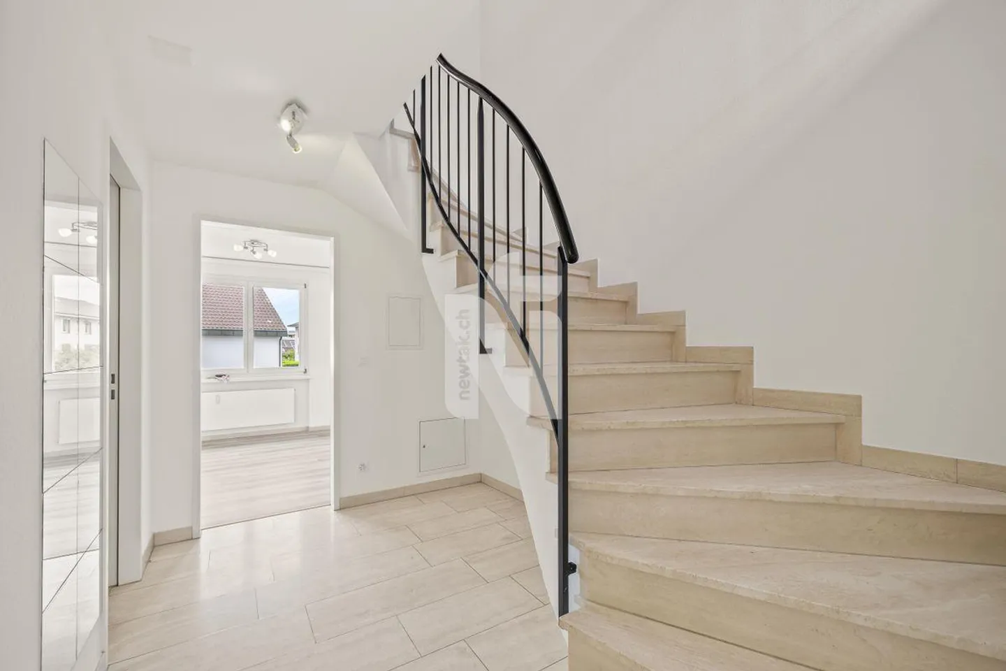 Très belle appartement de 3,5 pièces, situé au centre avec salle de loisirs, parking... - Photo 4 sur 10