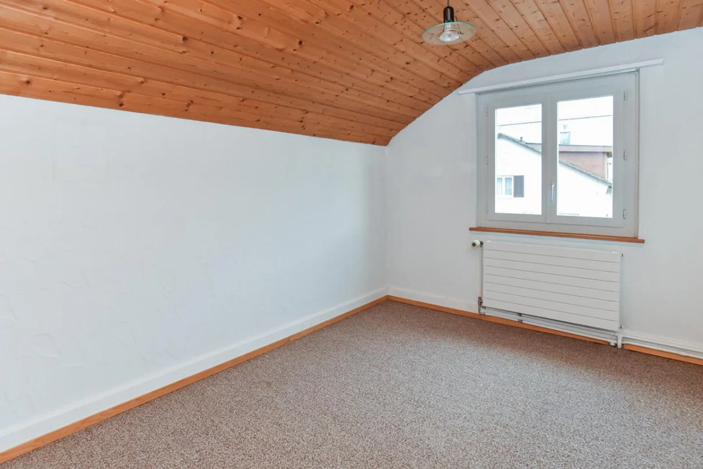 Detached house with large workshop and many parking spaces - Photo 11 of 13
