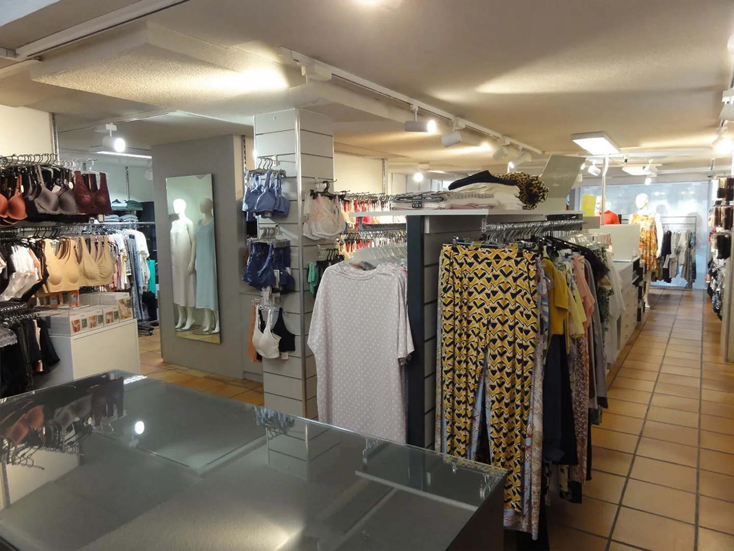 Shop in the town center in an attractive location - Photo 5 of 16
