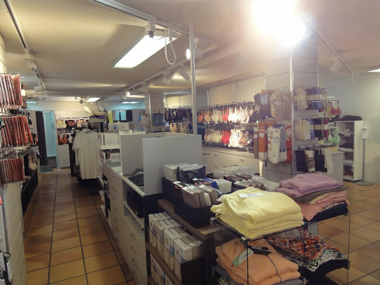 Shop in the town center in an attractive location - Photo 6 of 16