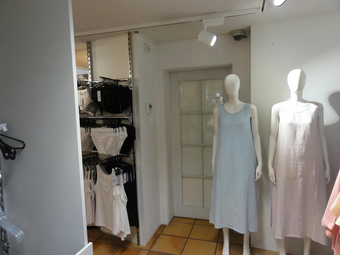 Shop in the town center in an attractive location - Photo 7 of 16