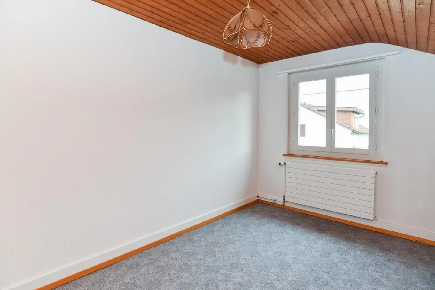 Detached house with large workshop and many parking spaces - Photo 12 of 13